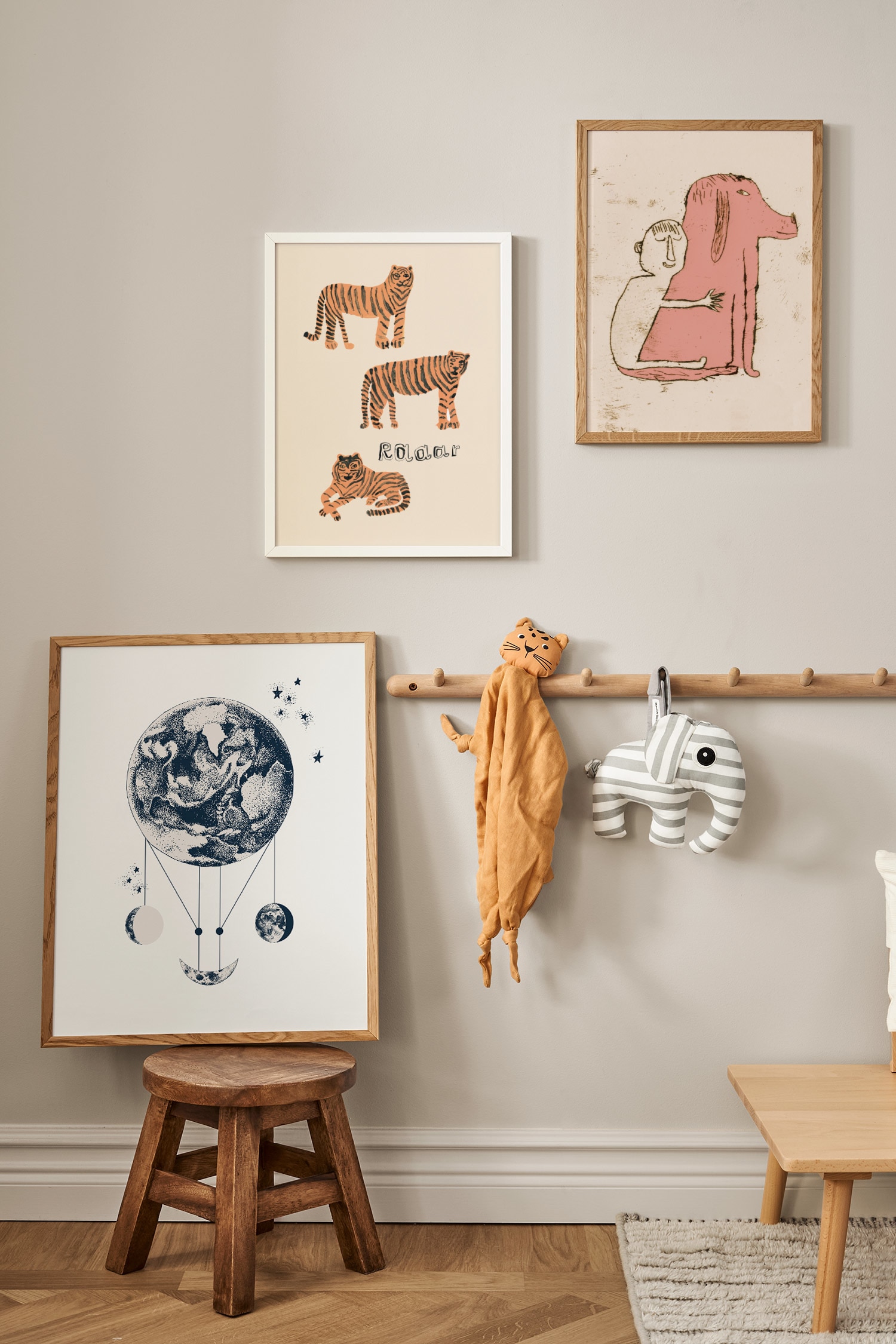 Dog And Cuddle Poster - Rosa/beige