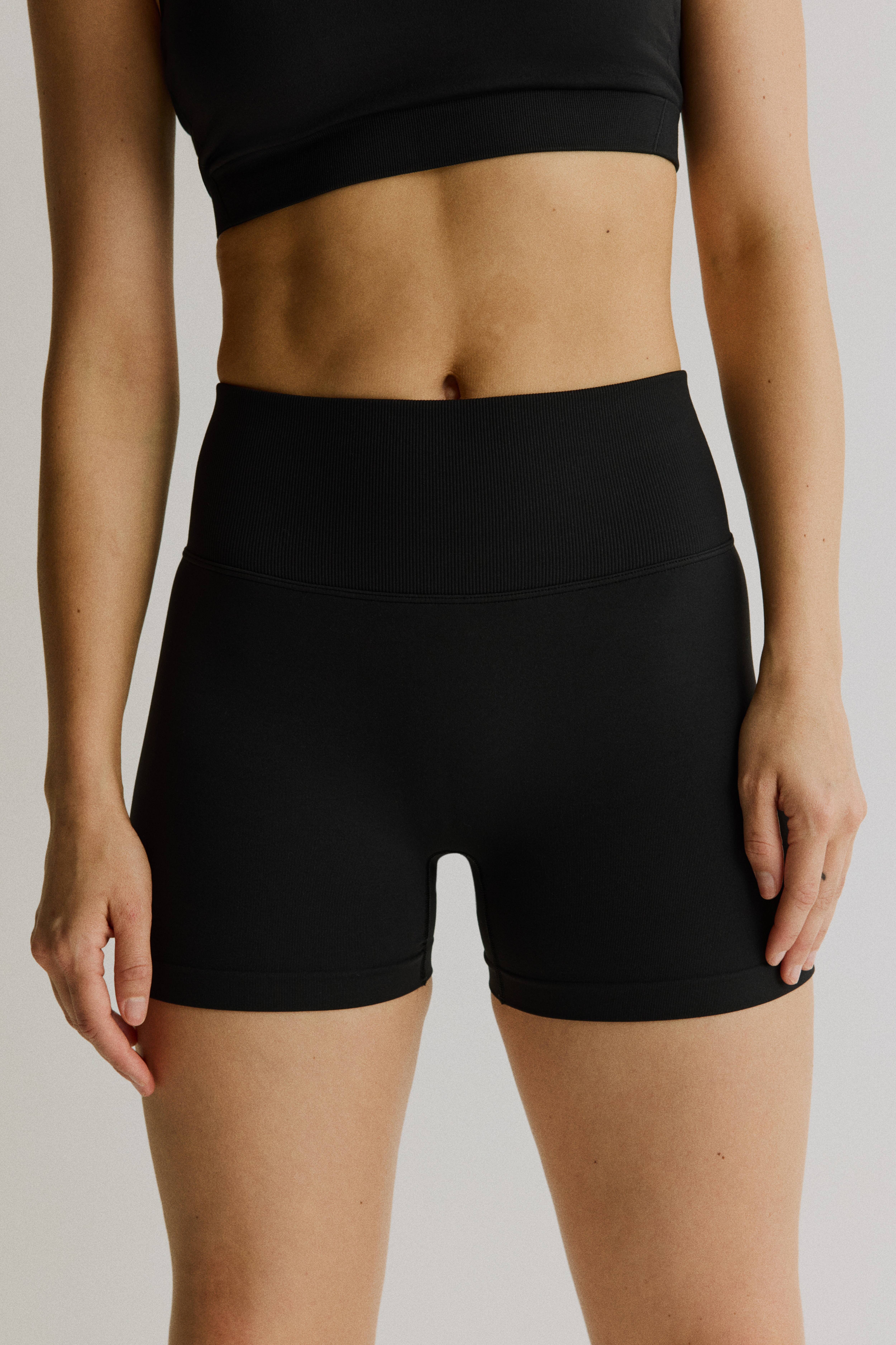 Seamless Scrunch Hot Pants with DryMove™