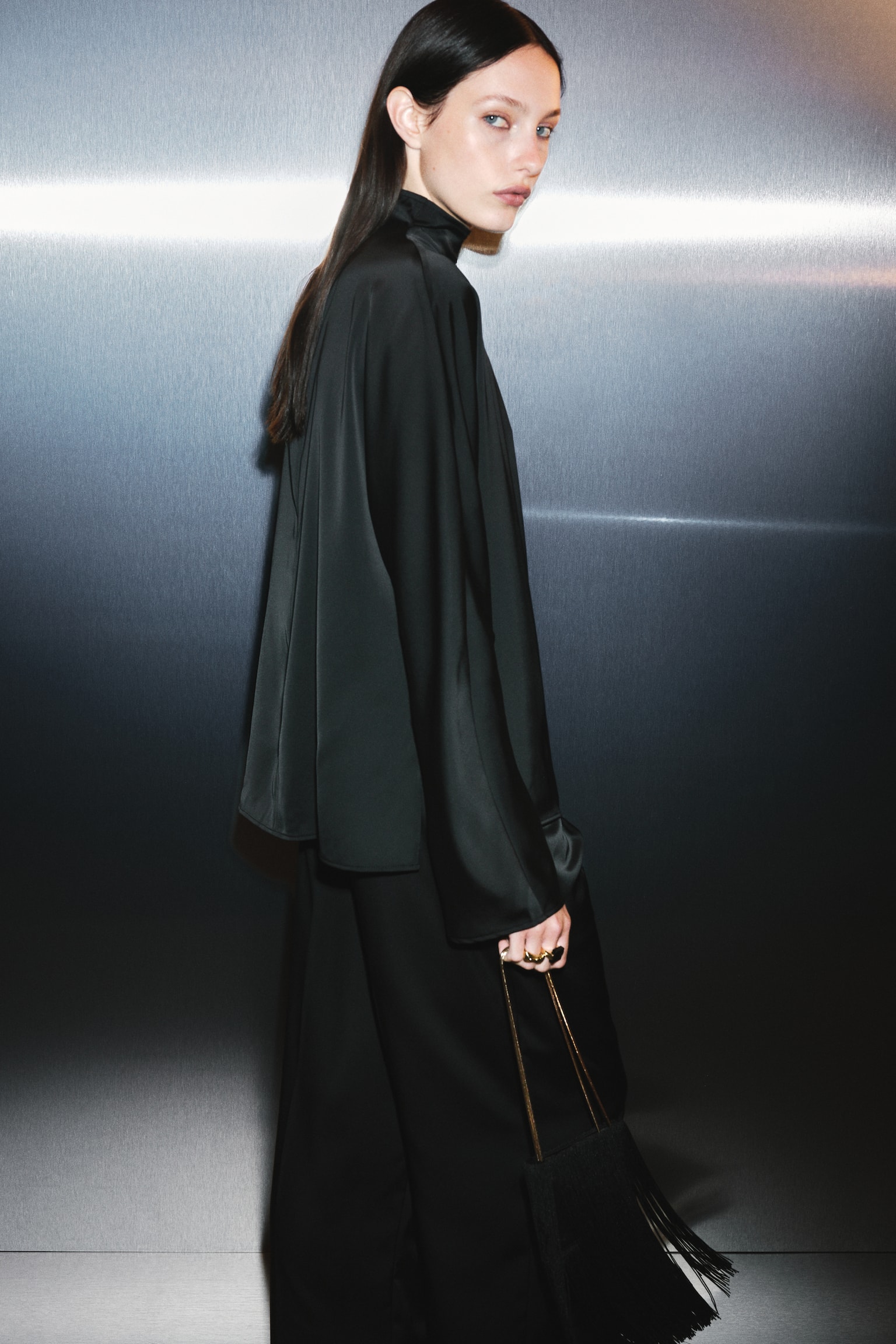 Женская блузка H&M Satin Mock Turtleneck Blouse, цвет: Чёрный — фото 5