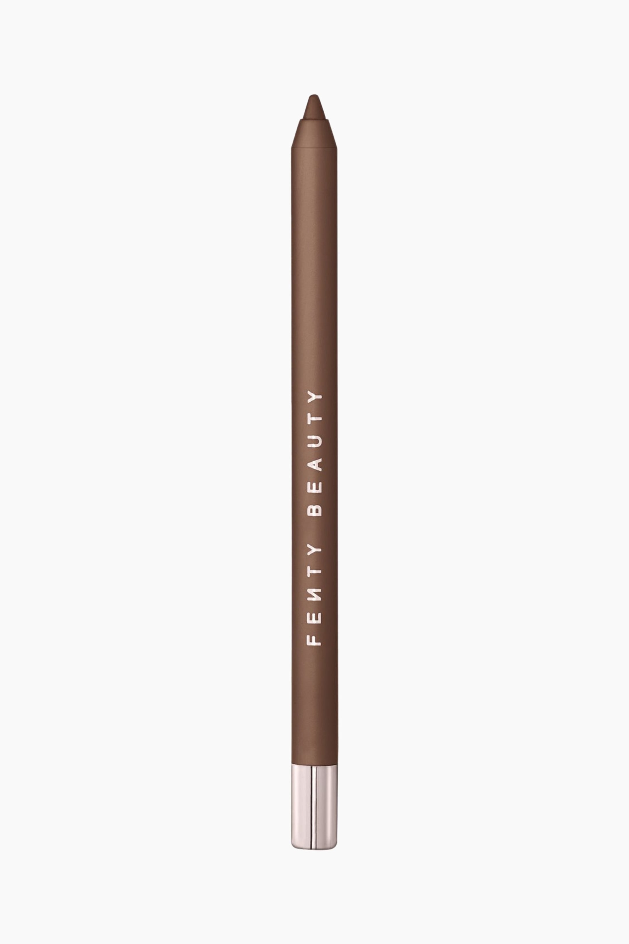 Visa större bild: Trace'd Out Longwear Waterproof Pencil Lip Liner står upprätt, med en matt brun kropp, en matchande synlig vässad spets och en silverfärgad metallisk bas. Varumärket ”FENTY BEAUTY” är tryckt vertikalt i vita blockbokstäver längs den nedre halvan av kroppen.