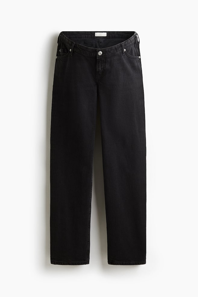 Une paire de jeans noirs à 5 poches est présentée de face, avec une taille basse et une fermeture à bouton et à glissière. Le jean est conçu avec une jambe droite, apparaissant comme une coupe régulière de la taille à la hanche et une coupe plus ample et droite de la cuisse à l'ourlet. - 1