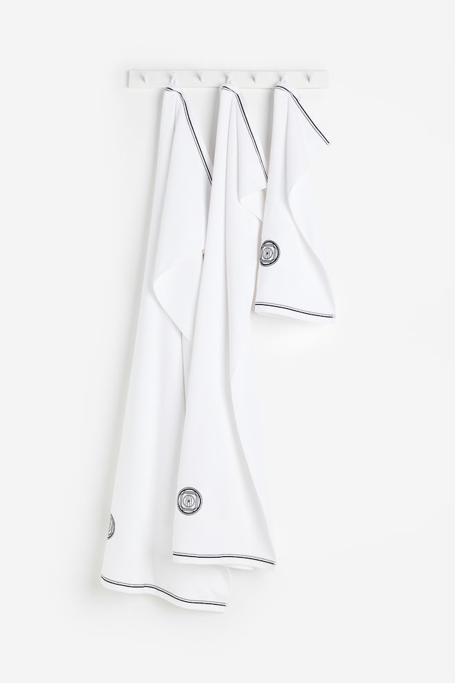 Klassisk håndklæde med emblem - Hvid/Mønstret - 3