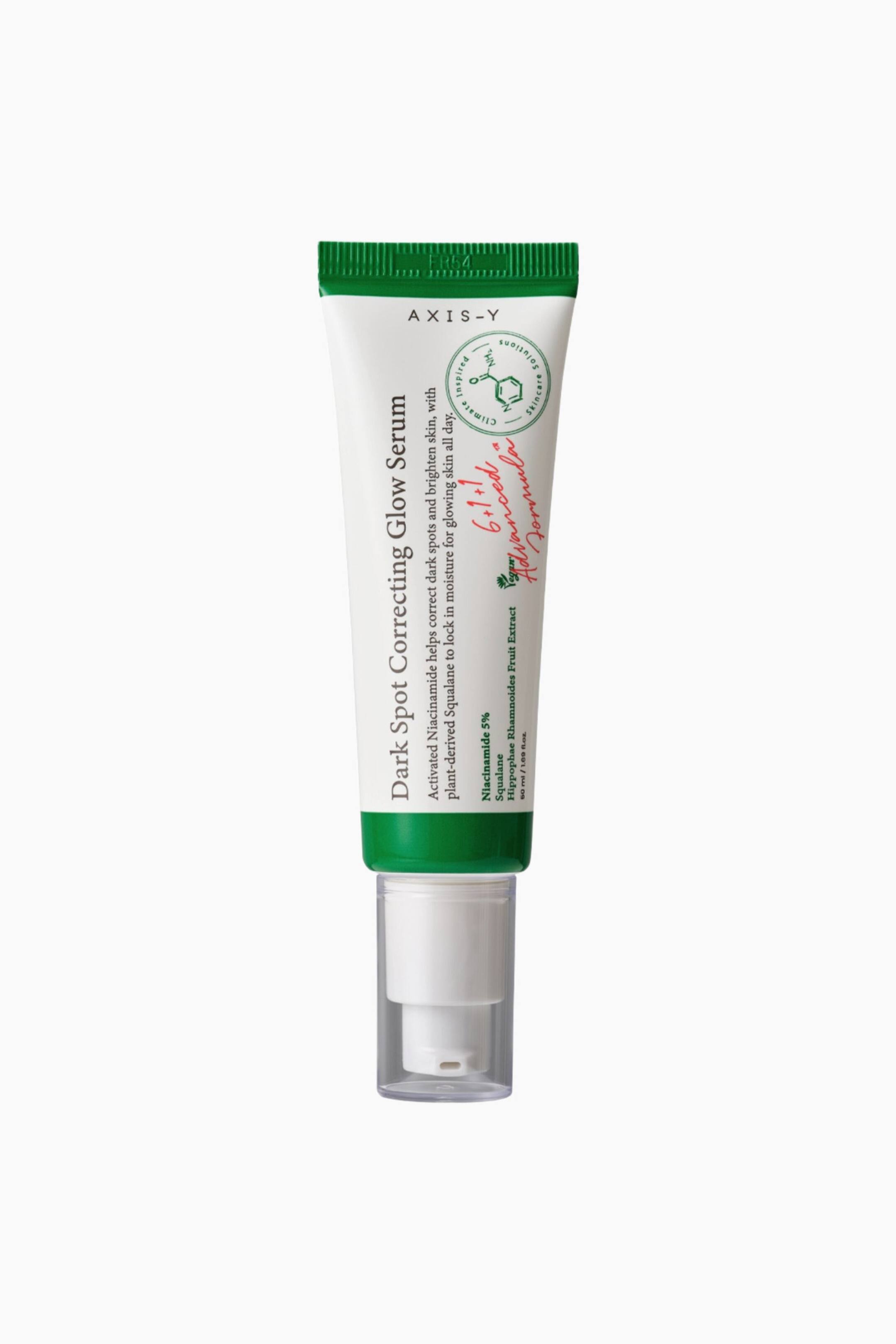 Visa större bild: AXIS-Y Dark Spot Correcting Glow Serum presenteras i en vit klämbar tub med en mörkgrön veckad toppförsegling och ett matchande mörkgrönt band ovanför en vit pumptillsats. Främre etiketten visar produktnamnet, nyckelingredienserna och information om formulan.
