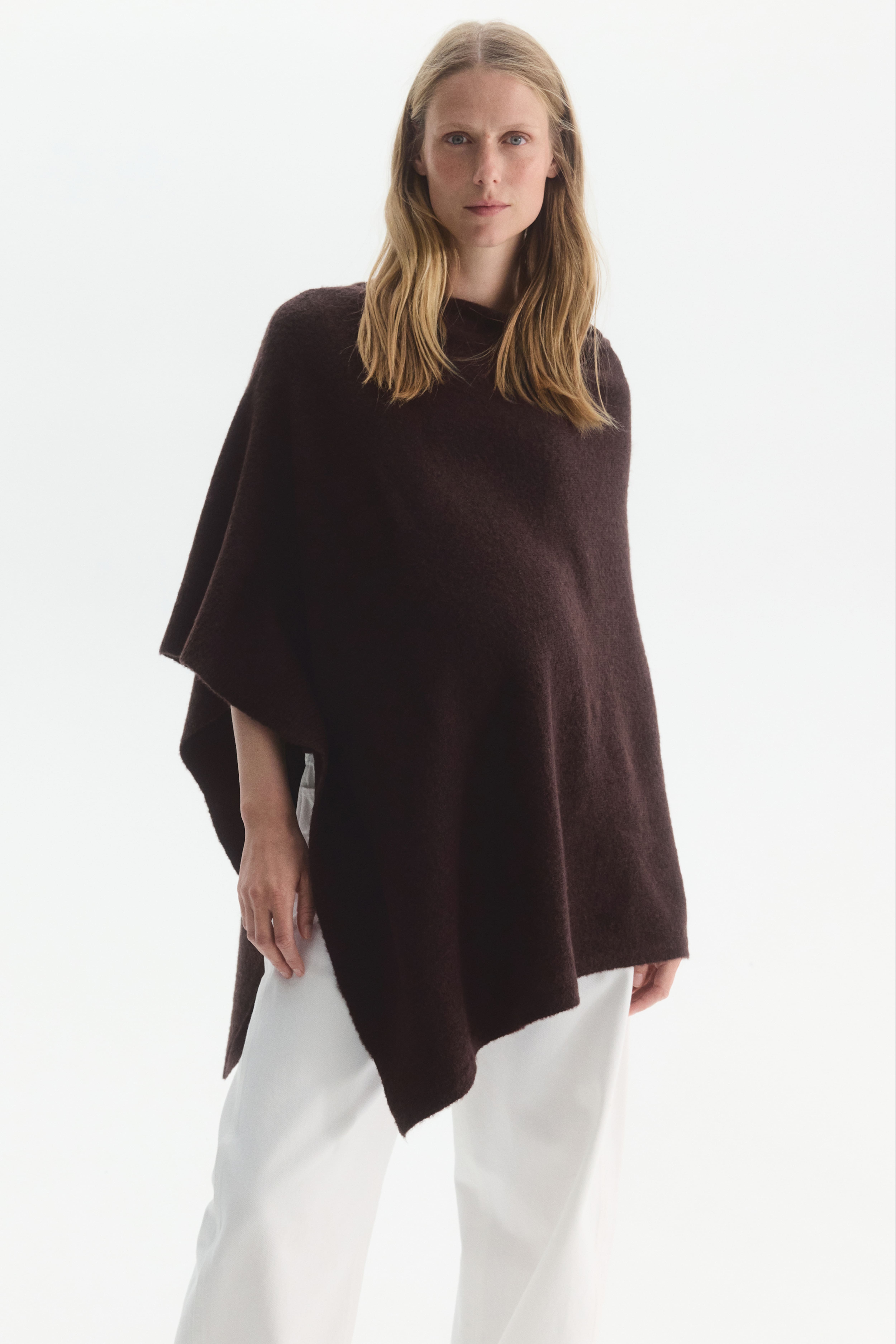 MAMA Cape asymétrique en tricot fin