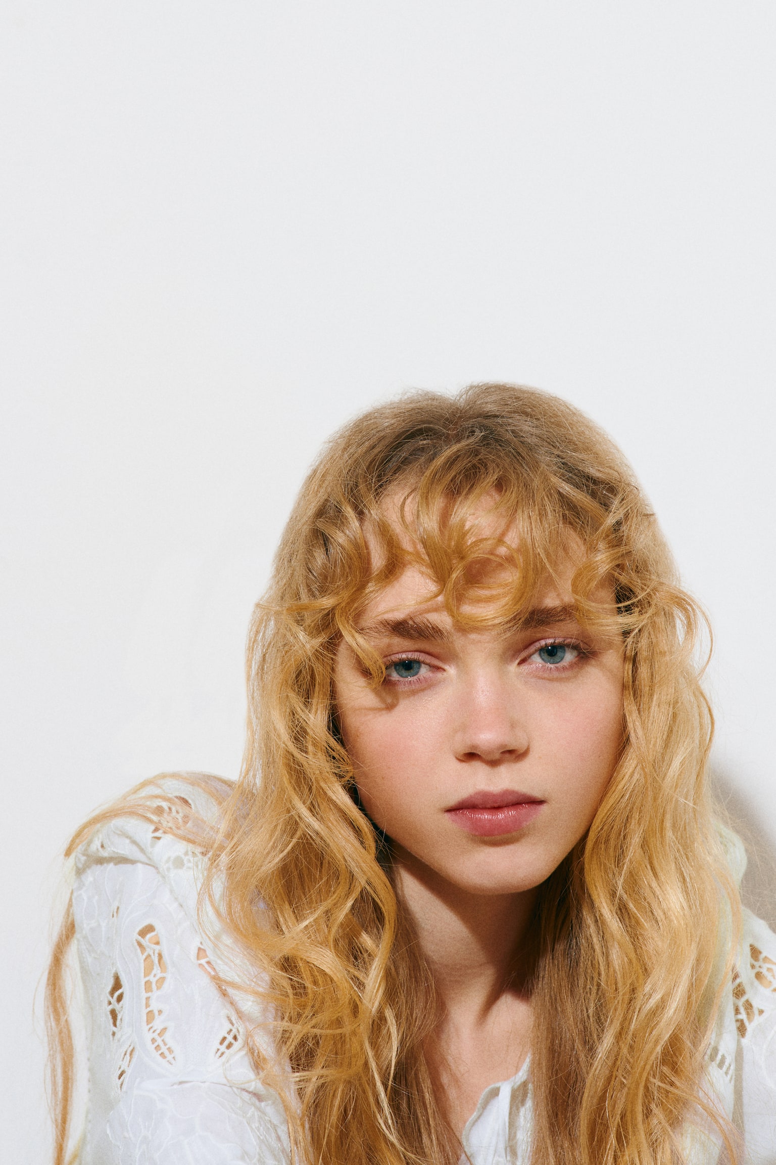 Бавовняна блуза з ажурною вишивкою - Білий - 5