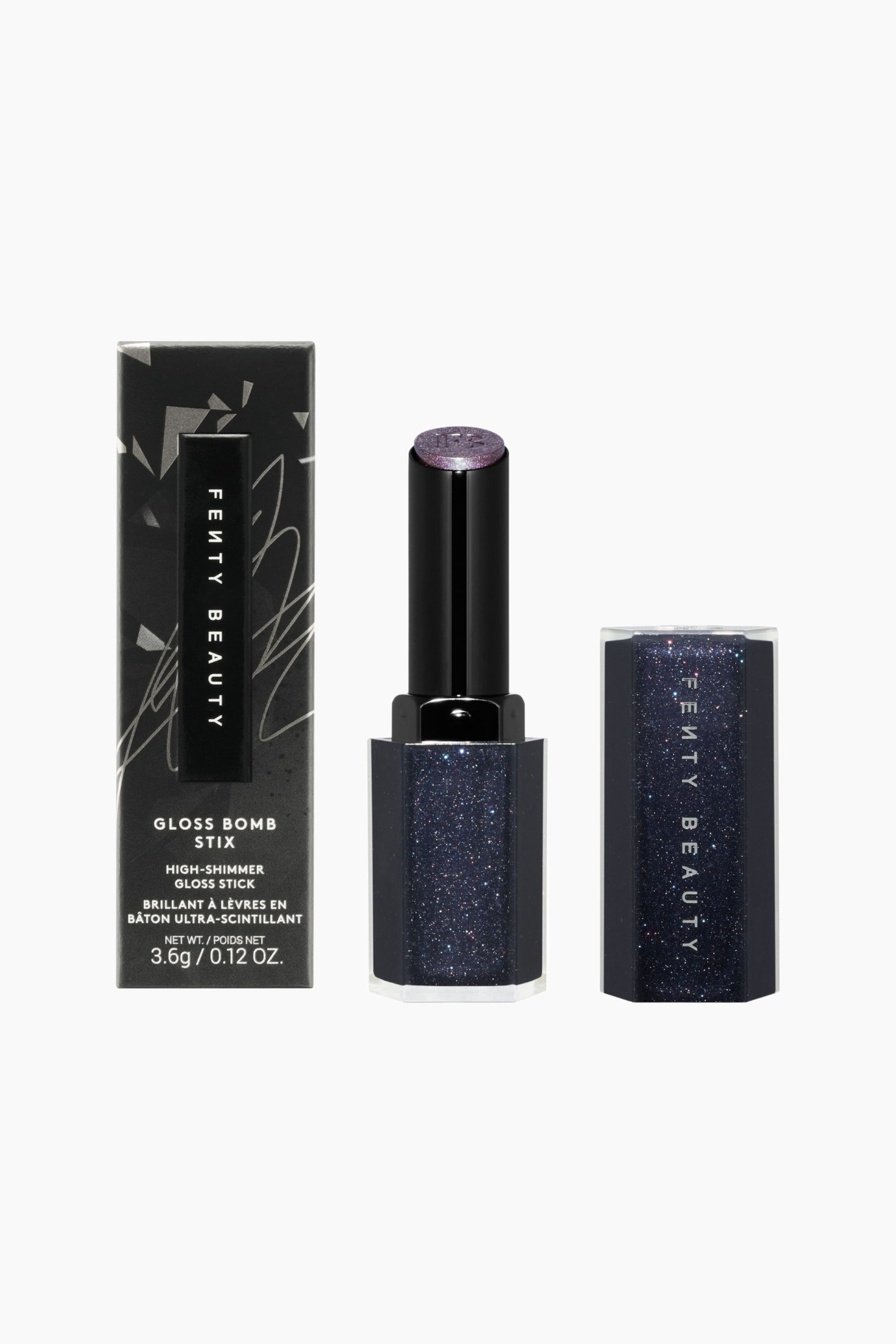 Visa större bild: Limited Edition Gloss Bomb Stix High-shine Stick står upprätt och visar upp sin svarta förpackningsask i kartong, ett öppet sexkantigt hylsa som avslöjar ett skimrande lila glossstift samt en matchande glittrig marinblå kork. Det öppna hylsan visar en svart innerhylsa som förlänger den platta, glittriga lila produkten, medan både basen och korken har en mörk marinblå finish beströdd med flerfärgat glitter.