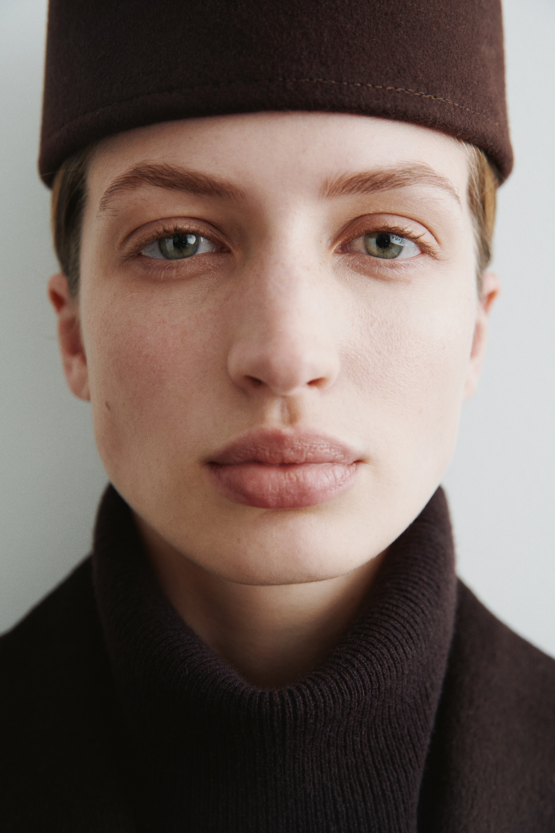 Hat i uld - Mørkebrun/Sort