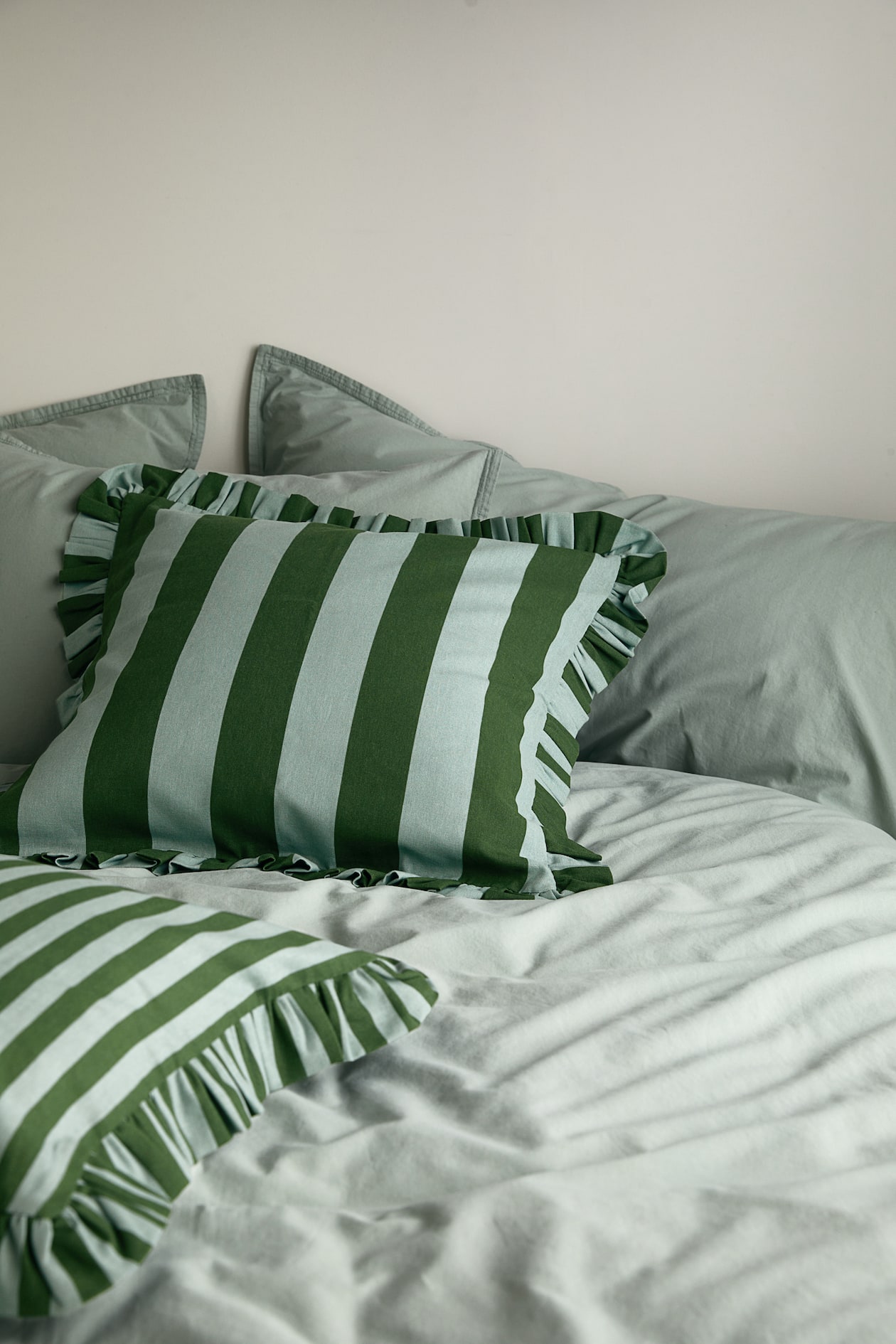 Frill-trimmed cushion cover Dark green/Striped Home All H&M IE