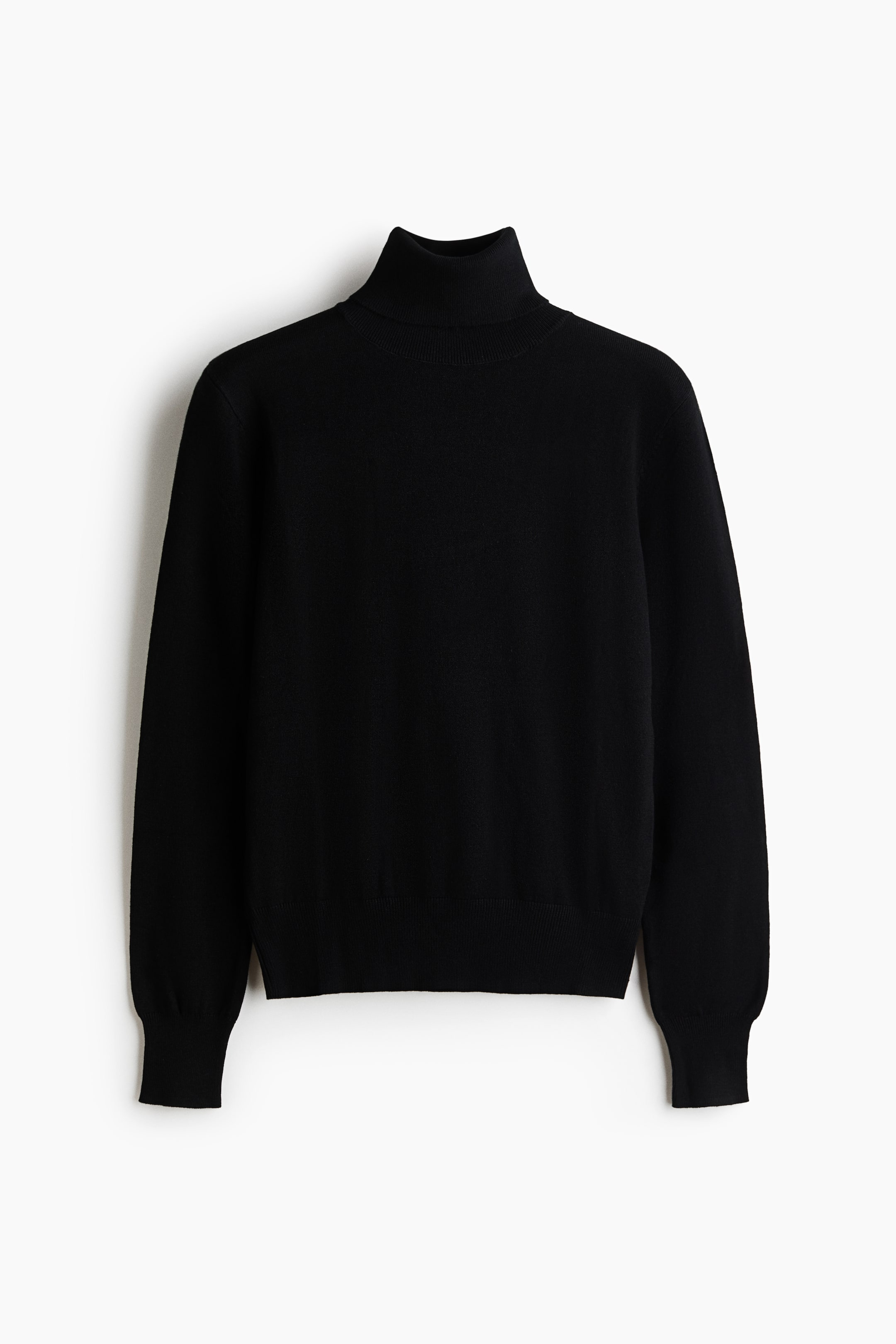 Agrandir l'image: Un pull noir en maille fine est orienté légèrement vers la gauche depuis une perspective frontale. Il présente un col polo côtelé, des manches longues, et un ourlet droit avec des côtes aux poignets et à l'ourlet.
