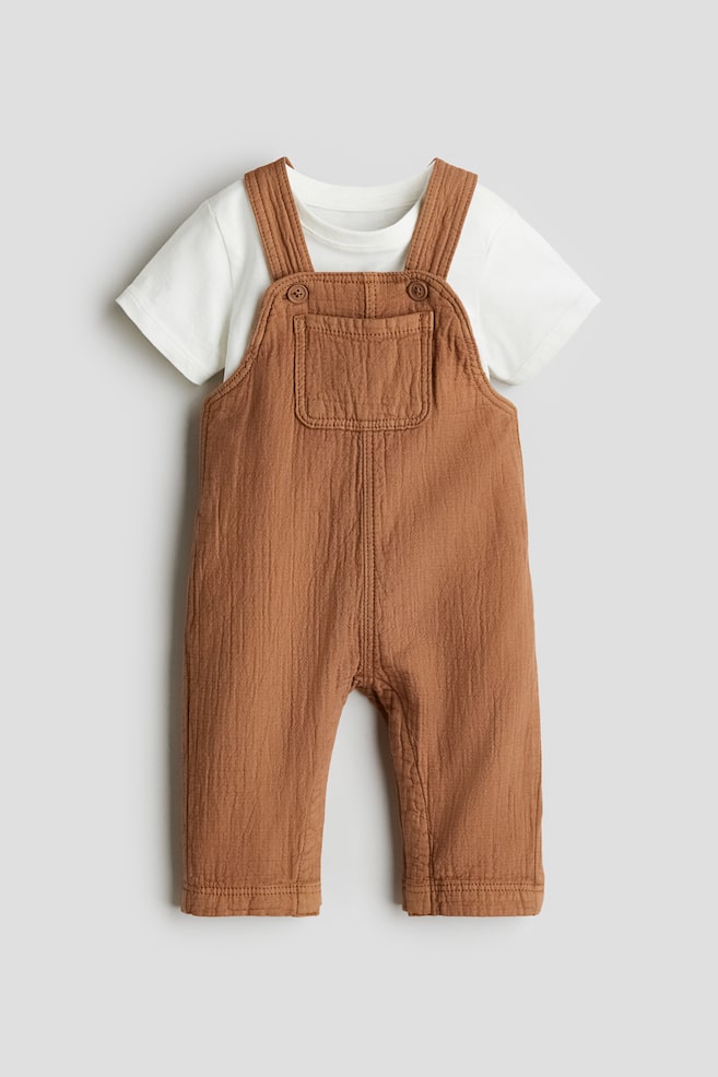 2-teiliges Set mit Latzhose und Shirt - Braun/Weiß - 1