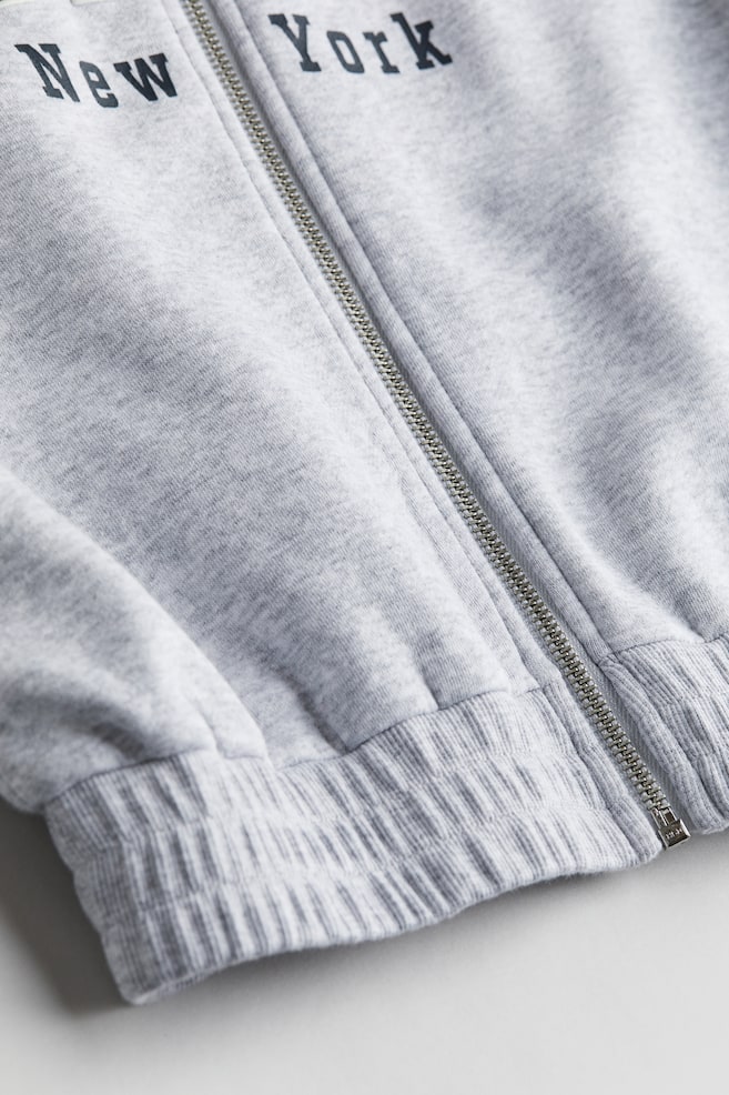 Træningsjakke i sweatshirtkvalitet med trykt motiv - Lysegrå/East Coast - 3