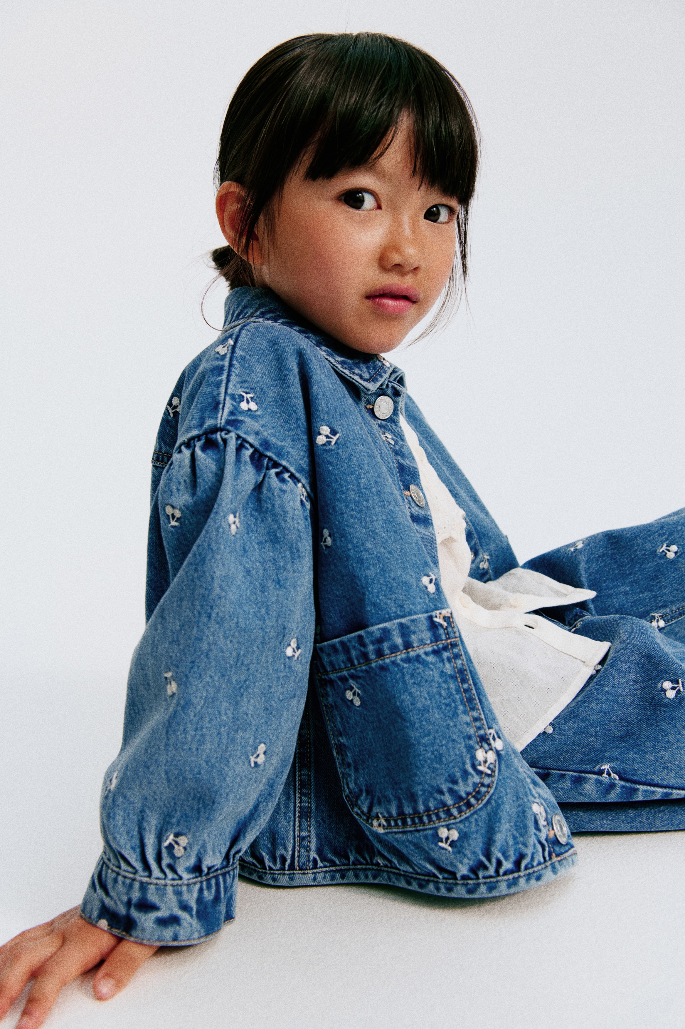 Áo khoác denim có chi tiết thêu - Màu xanh denim/Quả anh đào