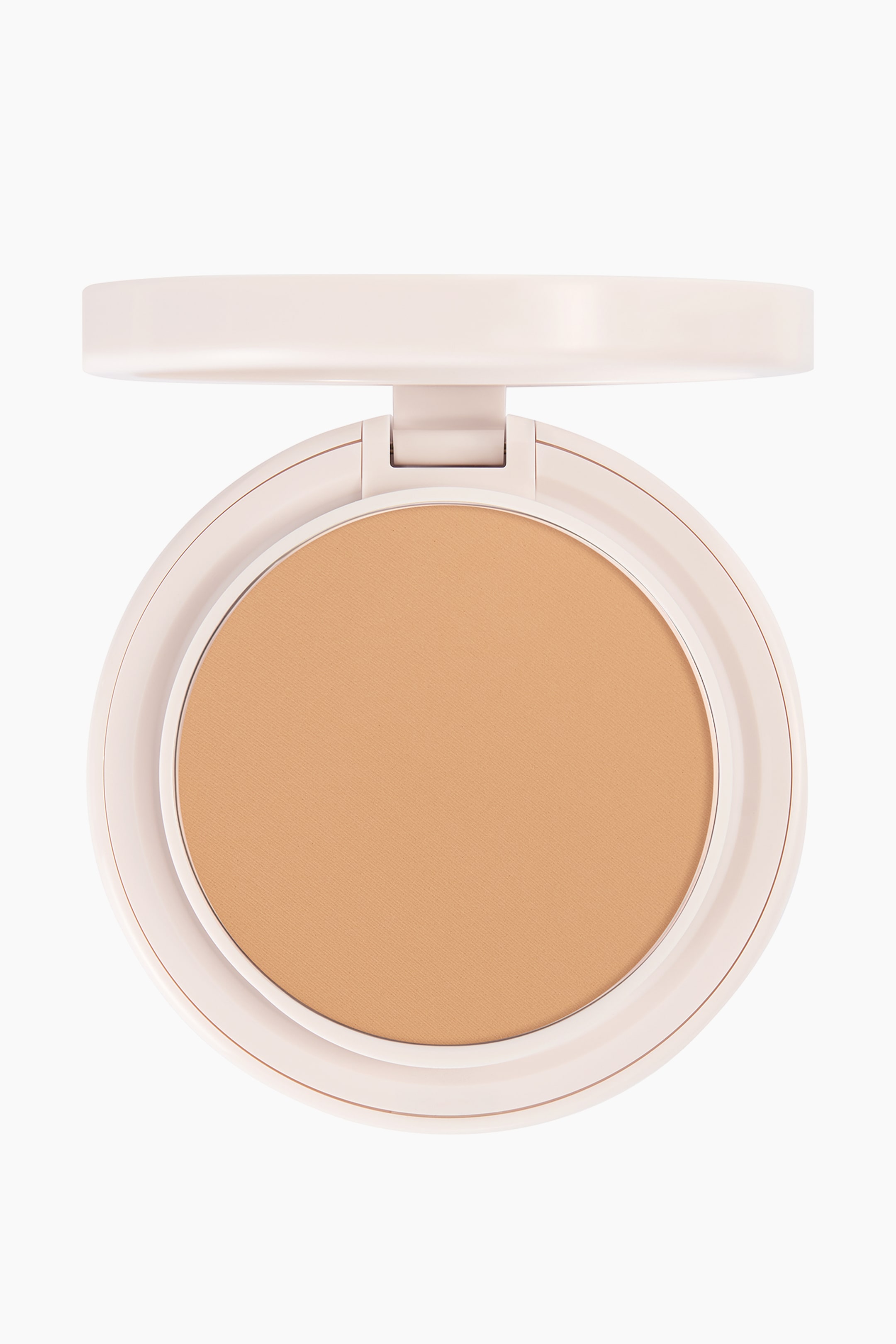 Se større billede: Natural Blur Powder Foundation præsenteres i et åbent, rundt, off-white pudderetui set forfra og oppefra. Etuiet viser en glat, mat, medium tan presset pudderfoundation.