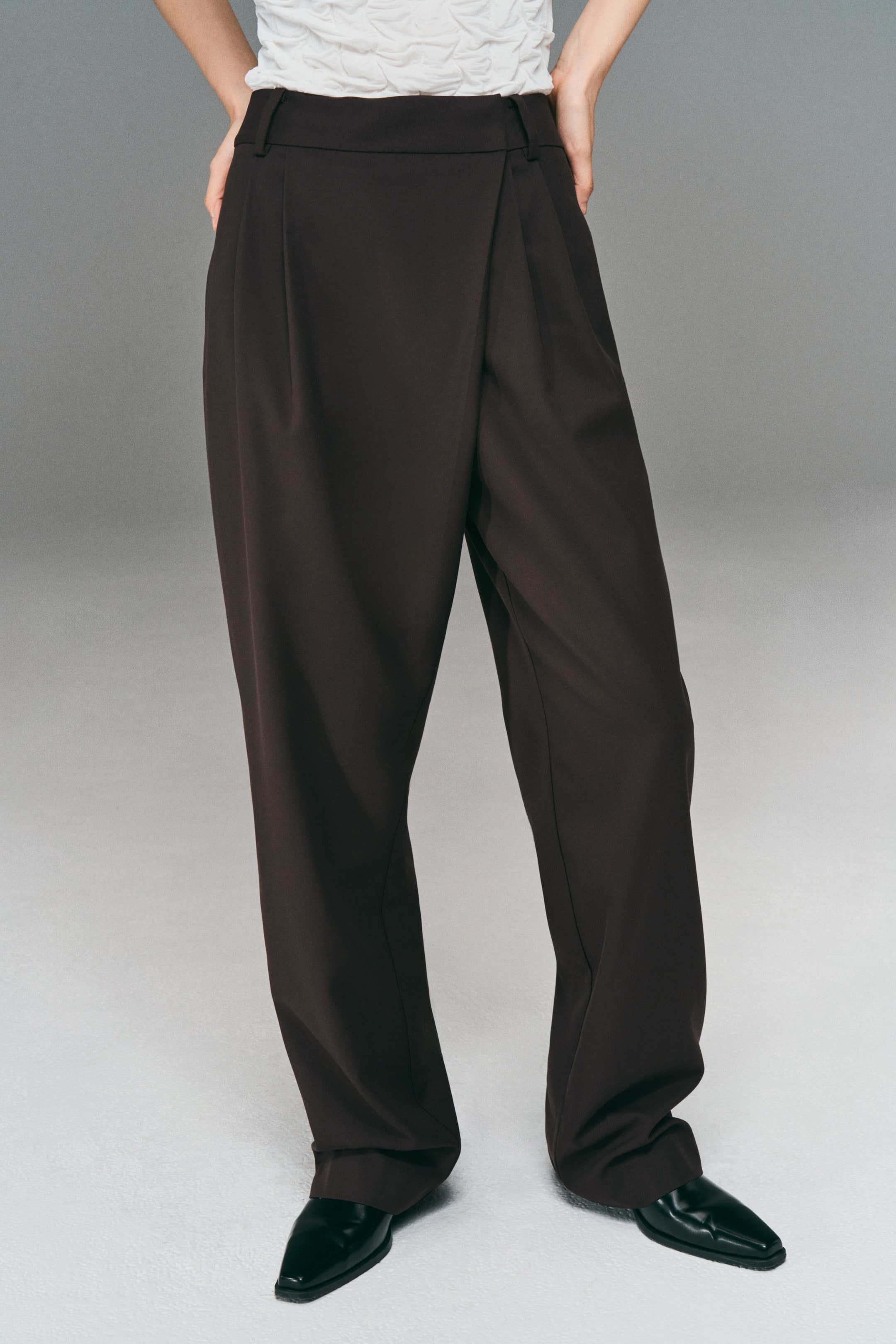 拡大画像を表示: ラップディテール テーラードパンツ - ダークブラウン - レディース | H&M JP 2