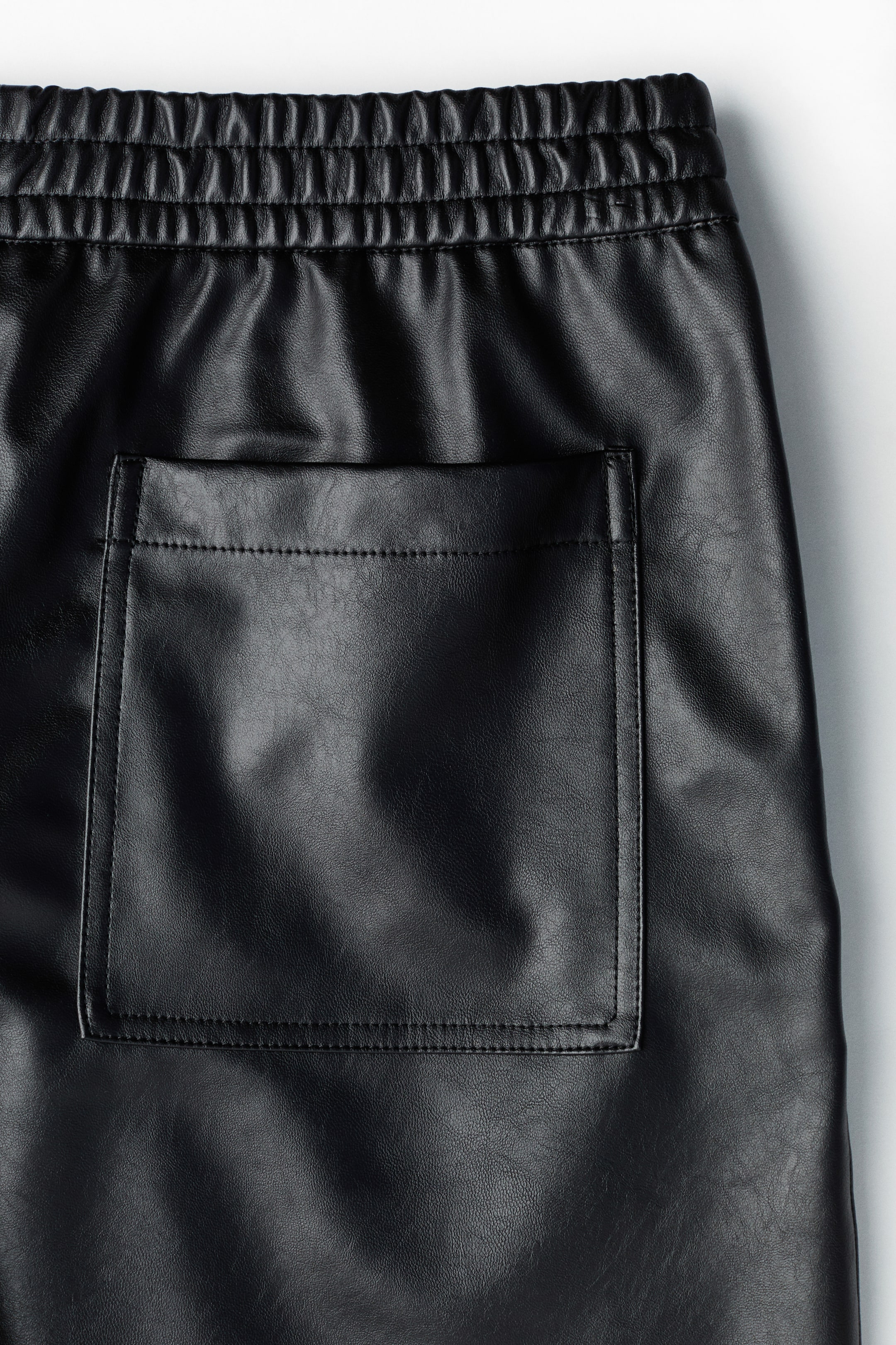 Short décontracté en tissu enduit