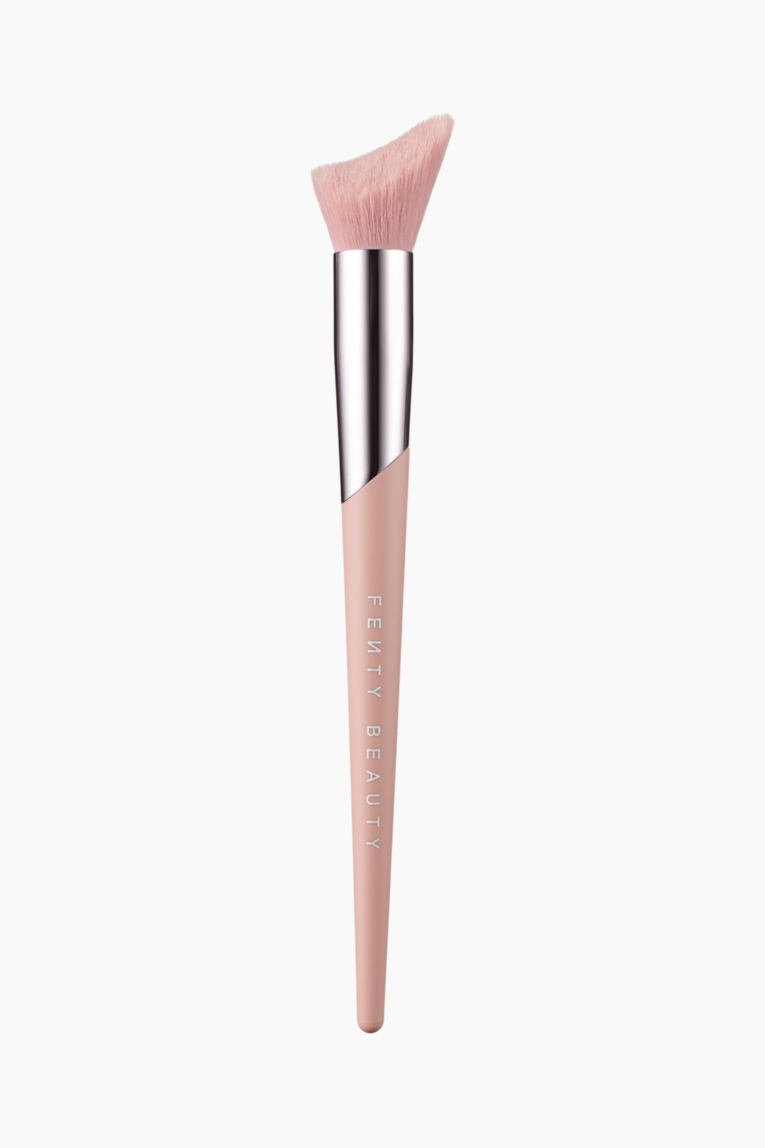 Cheek-hugging Highlight Brush 120 stÃ¥r lodret og fremviser sine unikke, asymmetriske, bÃ¸lgeformede lyserÃ¸de bÃ¸rstehÃ¥r, der er designet til at forme ansigtets konturer. BÃ¸rsten har en skinnende metallisk sÃ¸lvfarvet hylster og et tilspidset, mat lyserÃ¸dt hÃ¥ndtag med lodret hvid branding.
