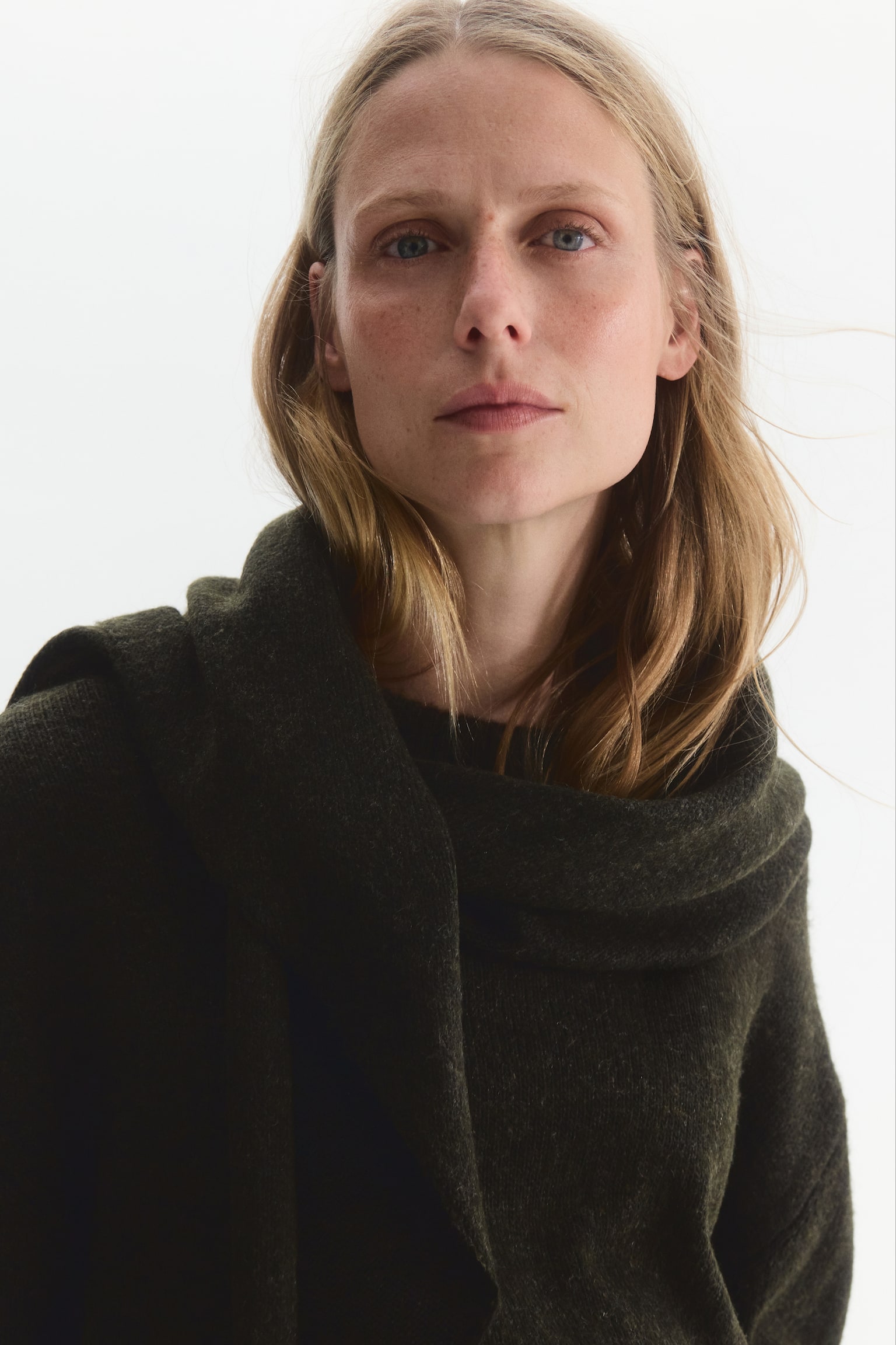 Женский свитер H&M Mama Loose-Fit Sweater with Scarf, цвет: Тёмный хаки зелёный — фото 3