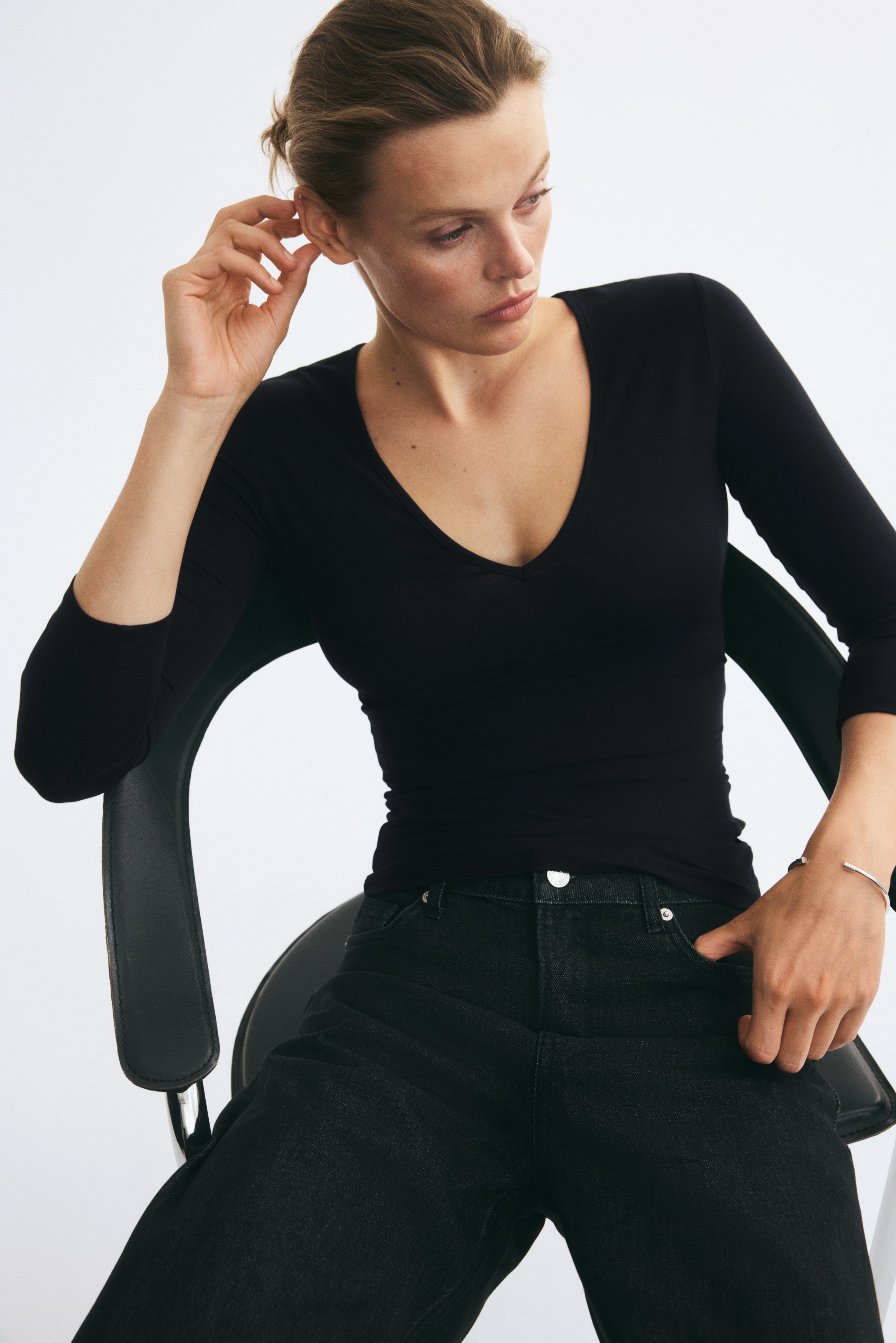 Top van viscose met V-halsModel