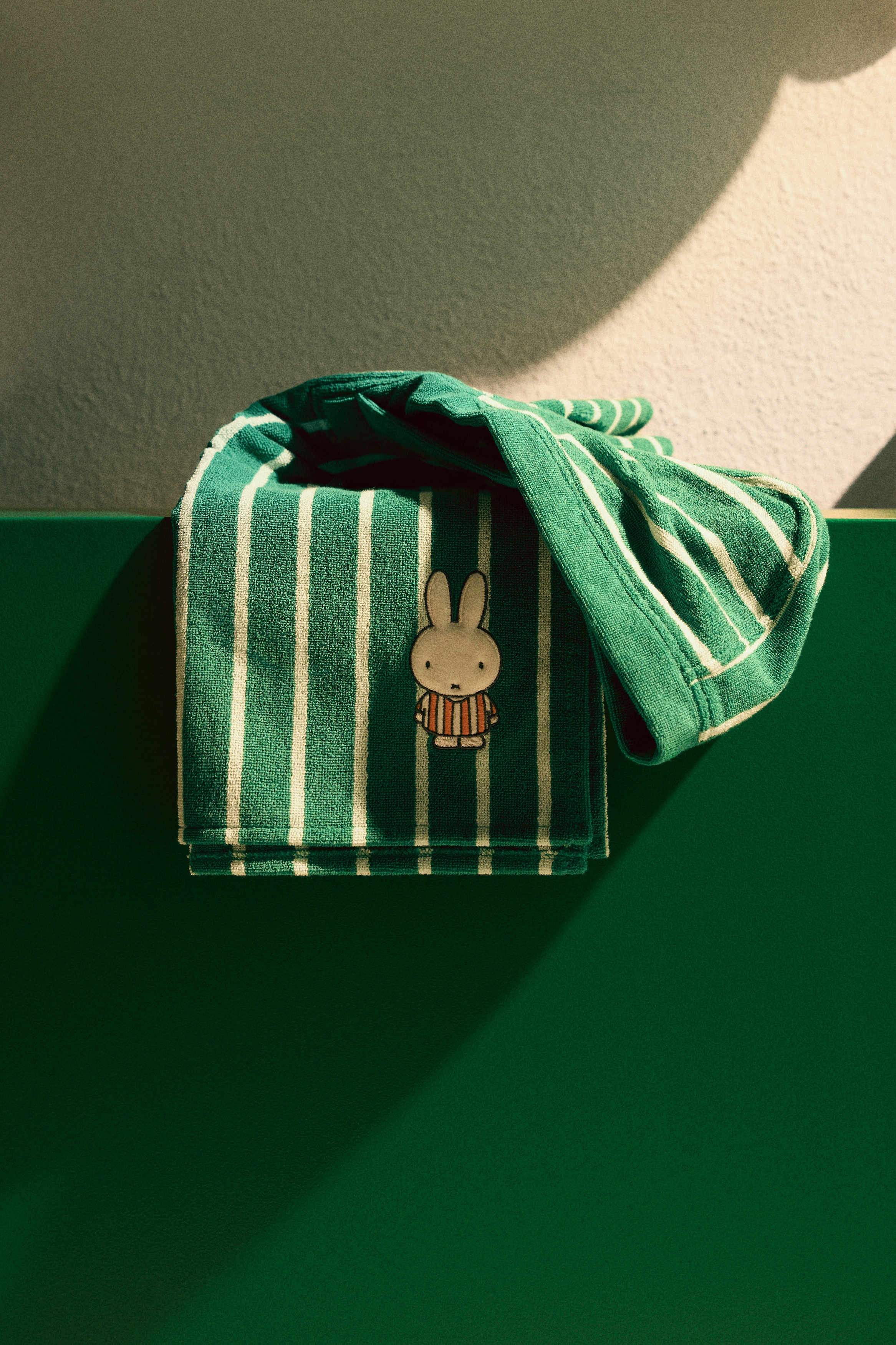 Capa de baño para bebé con aplicación decorativa