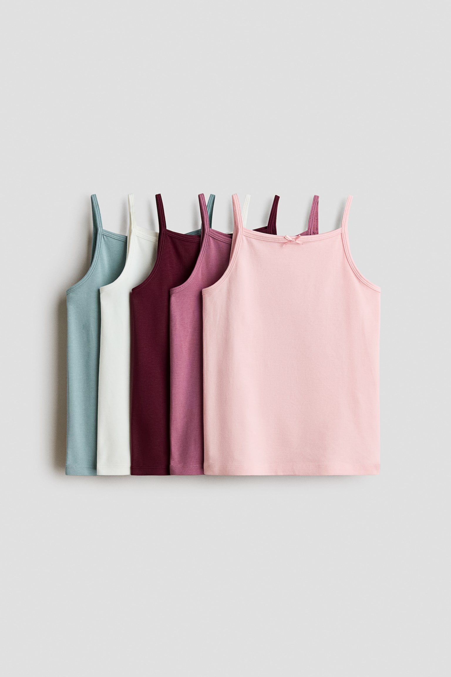 Î Î­Î½ÏÎµ camis Î±ÏÏ Î²Î±Î¼Î²Î±ÎºÎµÏÏ jersey ÏÎµ dusty blue, Î»ÎµÏÎºÏ, burgundy, mauve ÎºÎ±Î¹ Î±Î½Î¿Î¹ÏÏÏ ÏÎ¿Î¶ ÎµÎ¯Î½Î±Î¹ ÏÎ¿ÏÎ¿Î¸ÎµÏÎ·Î¼Î­Î½Î± ÏÎ¿ Î­Î½Î± Î¼ÏÏÎ¿ÏÏÎ¬ Î±ÏÏ ÏÎ¿ Î¬Î»Î»Î¿ ÏÎµ ÏÎµÎ¹ÏÎ¬, Î±ÏÏ Î¼ÏÏÎ¿ÏÏÎ¹Î½Î® Î³ÏÎ½Î¯Î± Î»Î®ÏÎ·Ï, Î±Î½Î±Î´ÎµÎ¹ÎºÎ½ÏÎ¿Î½ÏÎ±Ï ÏÎ± ÏÎµÏÏÎ¬Î³ÏÎ½Î± Î½ÏÎµÎºÎ¿Î»ÏÎ­ ÎºÎ±Î¹ ÏÎ¹Ï Î»ÎµÏÏÎ­Ï ÏÎ¹ÏÎ¬Î½ÏÎµÏ ÏÎ¼Î¿Ï. Î¤Î¿ Î¼ÏÏÎ¿ÏÏÎ¹Î½ÏÏÎµÏÎ¿ Î±Î½Î¿Î¹ÏÏÏ ÏÎ¿Î¶ cami Î´Î¹Î±Î¸Î­ÏÎµÎ¹ Î­Î½Î±Î½ Î¼Î¹ÎºÏÏ, Î´Î¹Î±ÎºÎ¿ÏÎ¼Î·ÏÎ¹ÎºÏ ÏÎ±ÏÎ­Î½ ÏÎ¹ÏÎ³ÎºÎ¿ ÏÏÎ¿ ÎºÎ­Î½ÏÏÎ¿ ÏÎ¿Ï Î½ÏÎµÎºÎ¿Î»ÏÎ­.