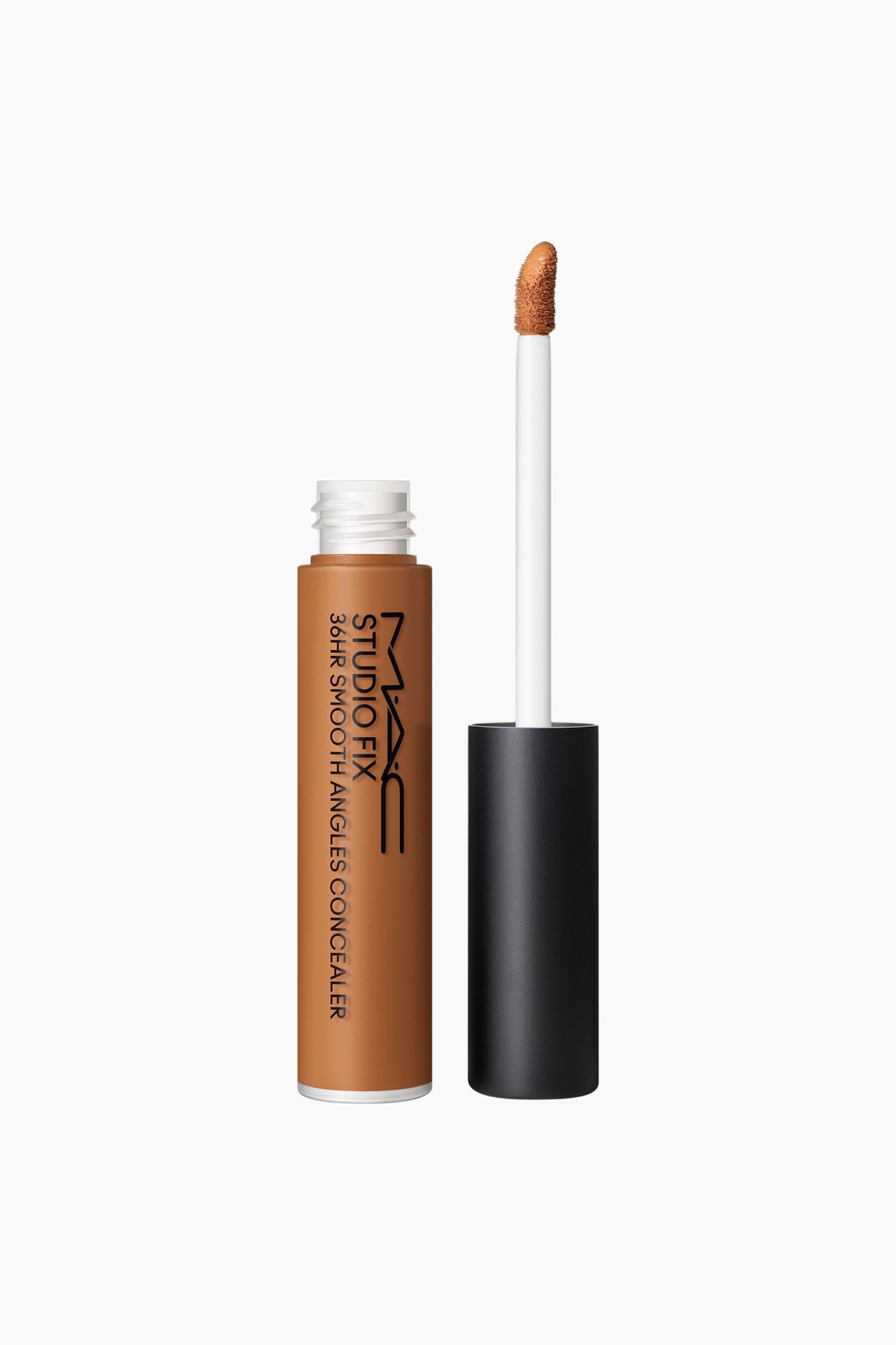 Visa större bild: MAC Studio Fix 36HR Smooth Angles Concealer står upprätt med locket avtaget. En vit applikatorstav med en vinklad, flockad spets täckt i en brun concealer sticker ut från den öppna tuben, och den avtagna svarta korken står bredvid tuben.
