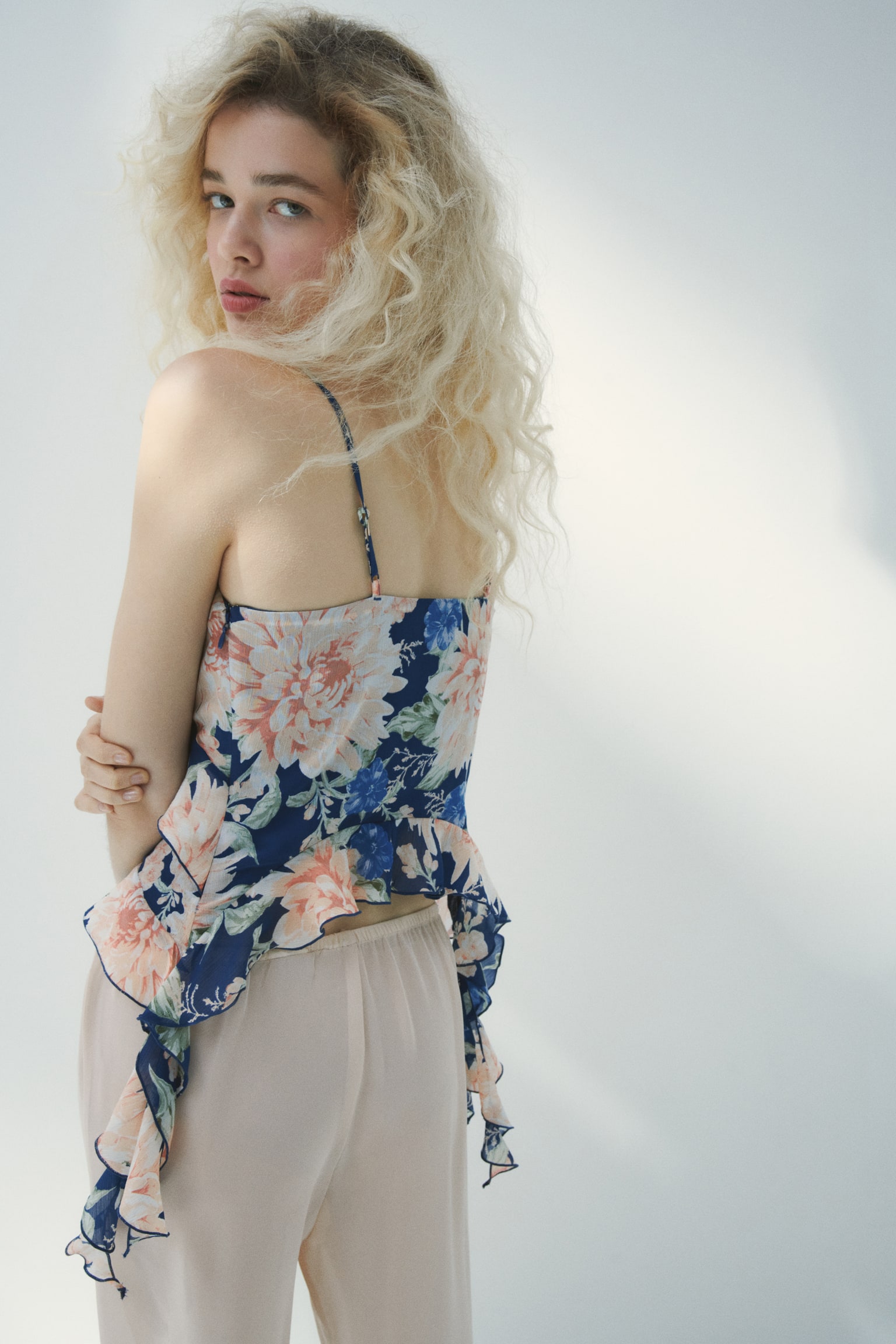 Женский топ H&M Flounced Strappy Top, цвет: Тёмно-синий / С принтом — фото 6
