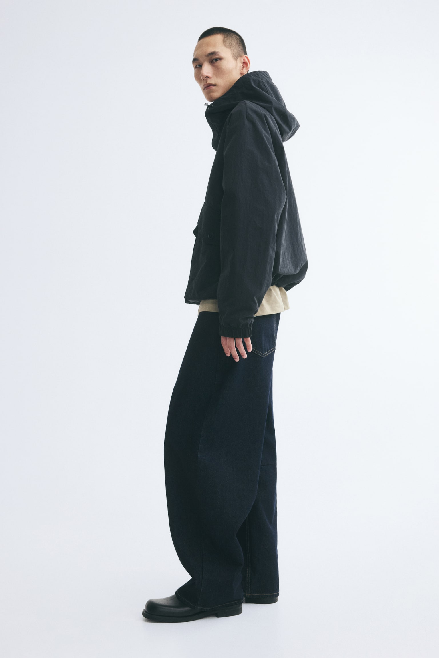 Мужская куртка H&M Hooded Nylon Windbreaker, цвет: Чёрный — фото 6