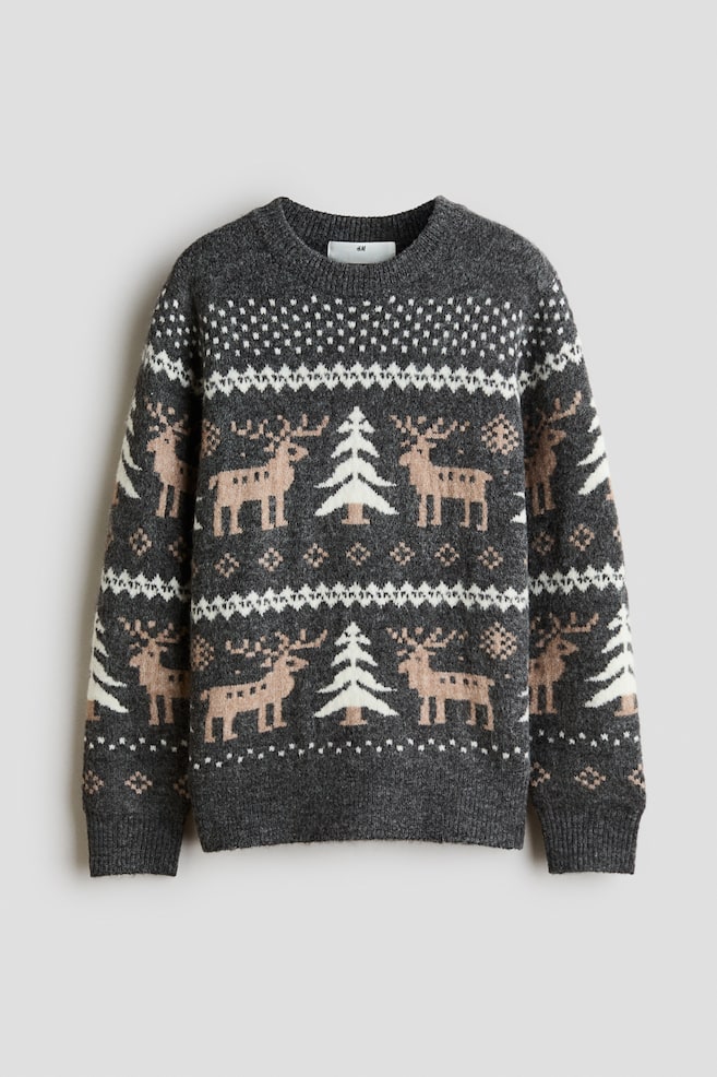 Ein dunkelgrauer Strickpullover ist von vorne zu sehen und verfÃ¼gt Ã¼ber einen gerippten Rundhalsausschnitt, gerippte BÃ¼ndchen und einen gerippten Saum. Der Pullover zeigt ein Fair-Isle-Muster mit horizontalen Streifen aus weiÃen Kiefern, hellbraunen Rentieren und geometrischen Motiven Ã¼ber dem Rumpf und den langen Ãrmeln. - 1