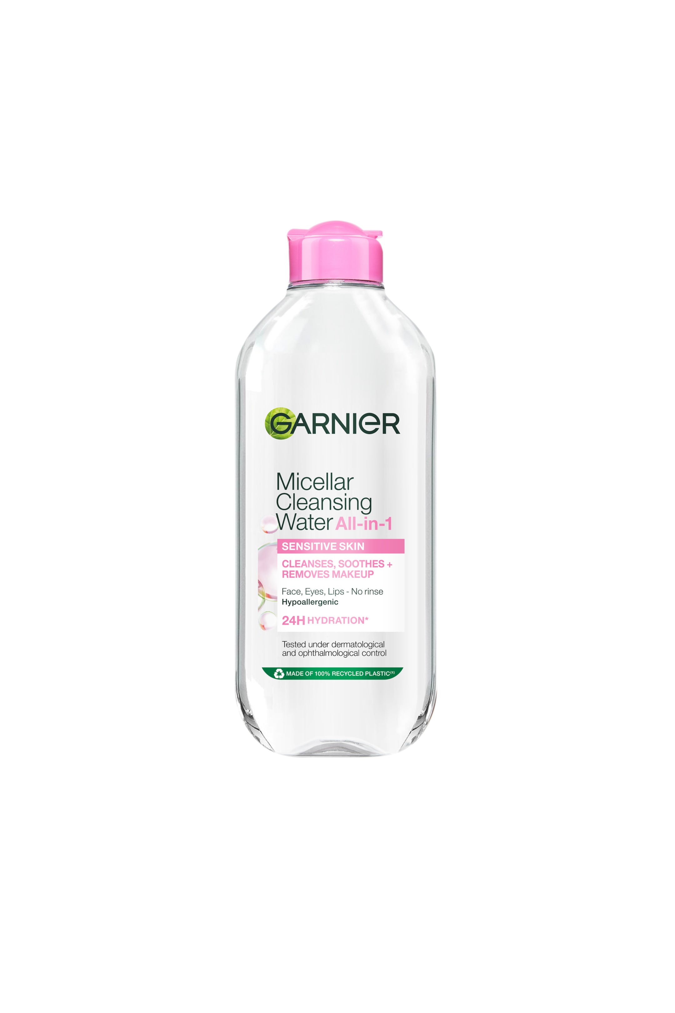 Vis større bilde: En flaske Micellar Cleansing Water All-in-1 står oppreist og vendt forover, og viser frem den klare plastbeholderen fylt med gjennomsiktig væske. Flasken har en lys rosa flip-top-kork og en hvit etikett med rosa og grønn tekst som beskriver bruken for sensitiv hud.
