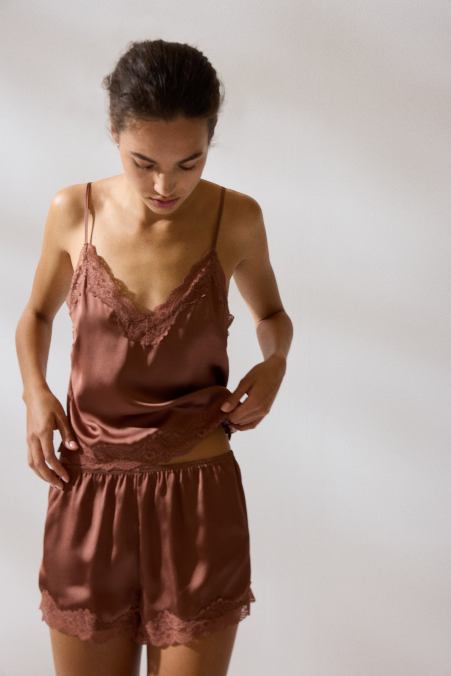 פיג'מת סאטן עם תחרה - ורוד מאובק כהה/בז' בהיר - 1