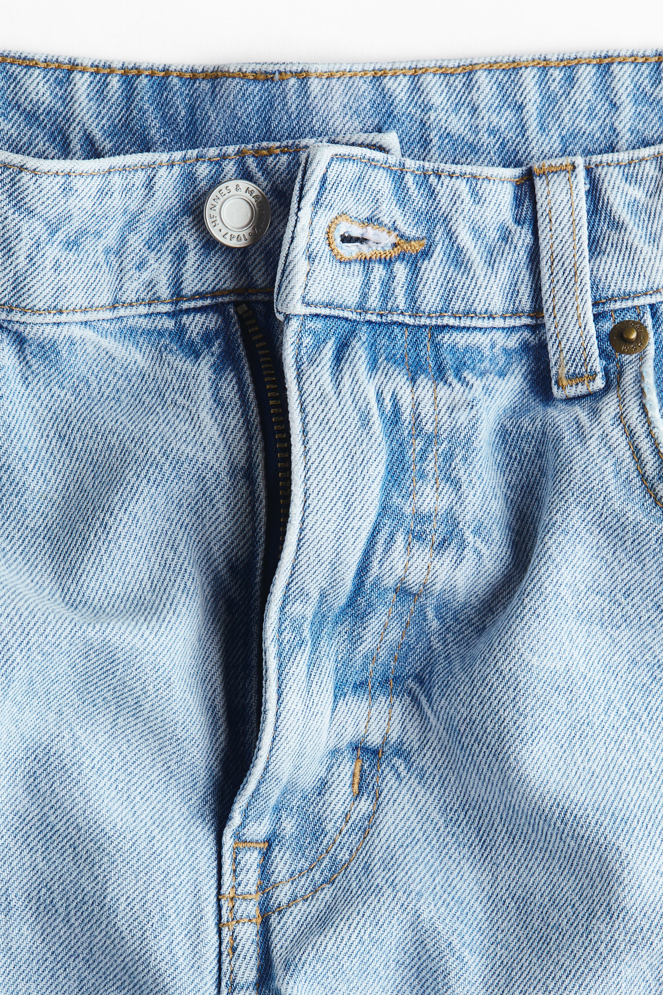 Jean taille haute et jambes tonneau à la cheville