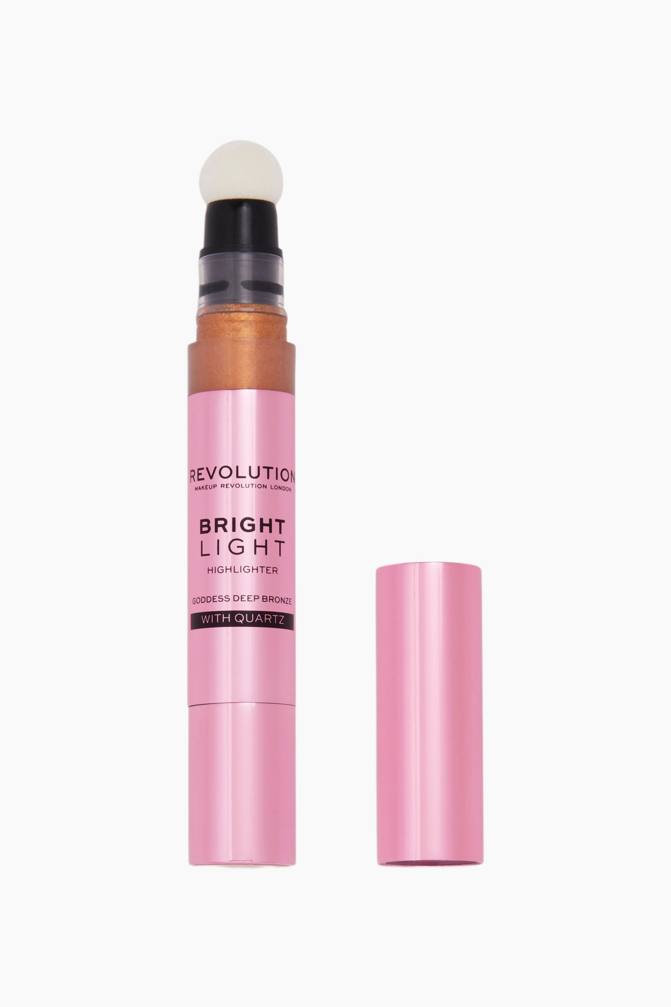 Se større billede: En Revolution Bright Light Highlighter står oprejst ved siden af sin aftagelige pink metalliske hætte. Den pen-lignende tube viser en hvid, afrundet svampeapplikator i toppen, en gennemsigtig hals, der afslører en skinnende bronzevæske, og en metallisk pink krop med sort branding og nuancenavnet "Goddess Deep Bronze."