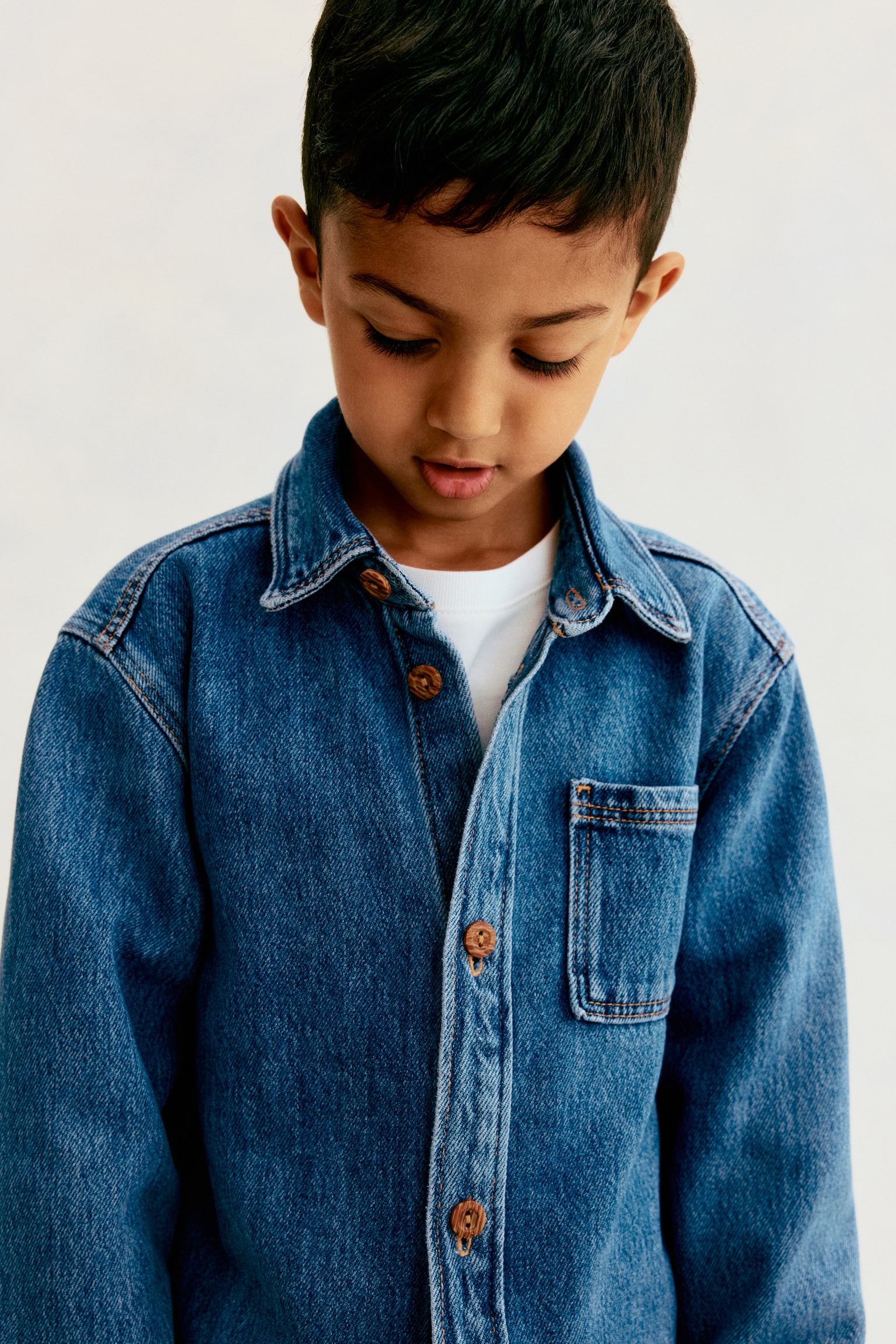 Детская рубашка H&M Denim Overshirt, цвет: Джинсовый синий — фото 4
