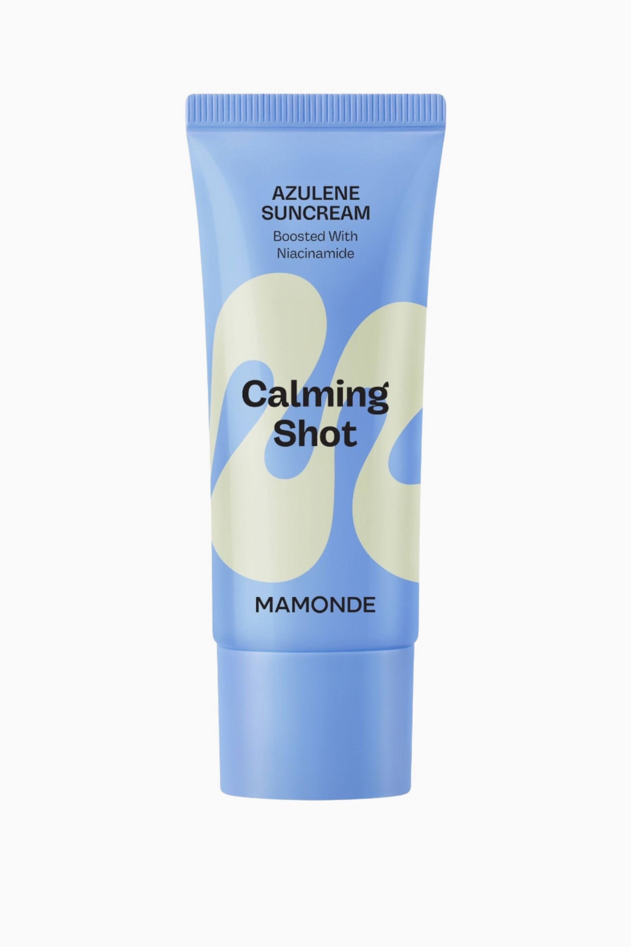 Visa större bild: En ljusblå klämbar tub med Mamonde solskydd står upprätt och vänd framåt, med en räfflad förseglad topp och en bredare bas. Framsidan visar ”AZULENE SUNCREAM” och ”Calming Shot” i svart text, samt stora abstrakta former i krämfärg.