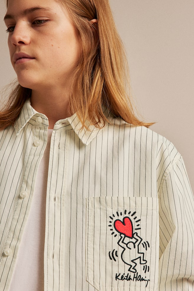 Skjorta i bomullspoplin med broderat motiv - Vit/Keith Haring - 4