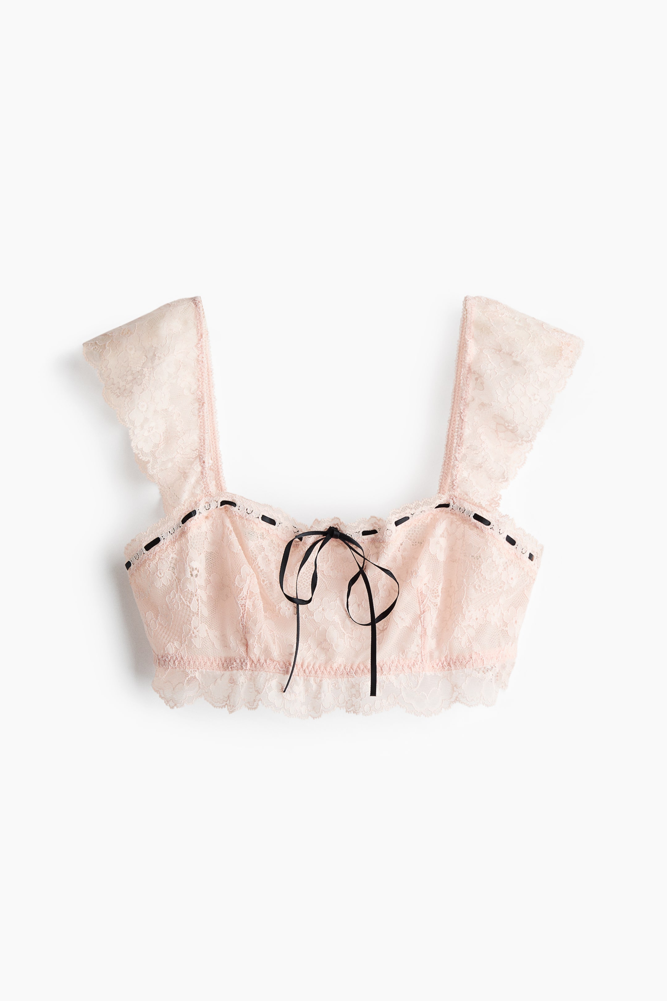 Visualizza immagine più grande: La bralette in pizzo rosa è mostrata frontalmente, con spalline larghe in pizzo a volant e un nastro nero che passa attraverso piccoli occhielli lungo il bordo superiore del pannello frontale, annodato in un fiocco al centro. Un bordo in pizzo smerlato rifinisce l'orlo inferiore della bralette.