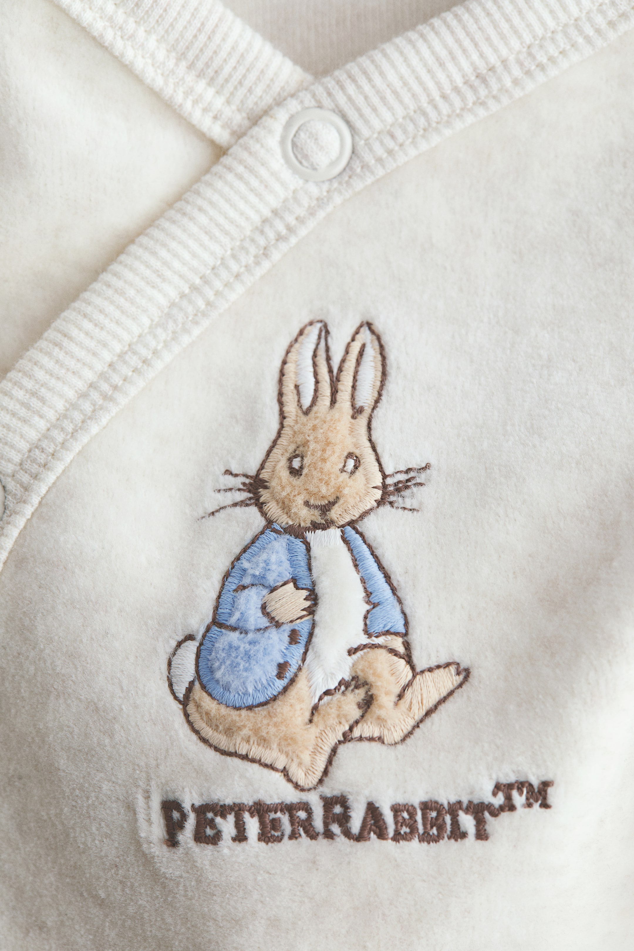 拡大画像を表示: 刺繍ディテール ベロアロンパース - ライトベージュ／ピーターラビット - Kids | H&M JP 2