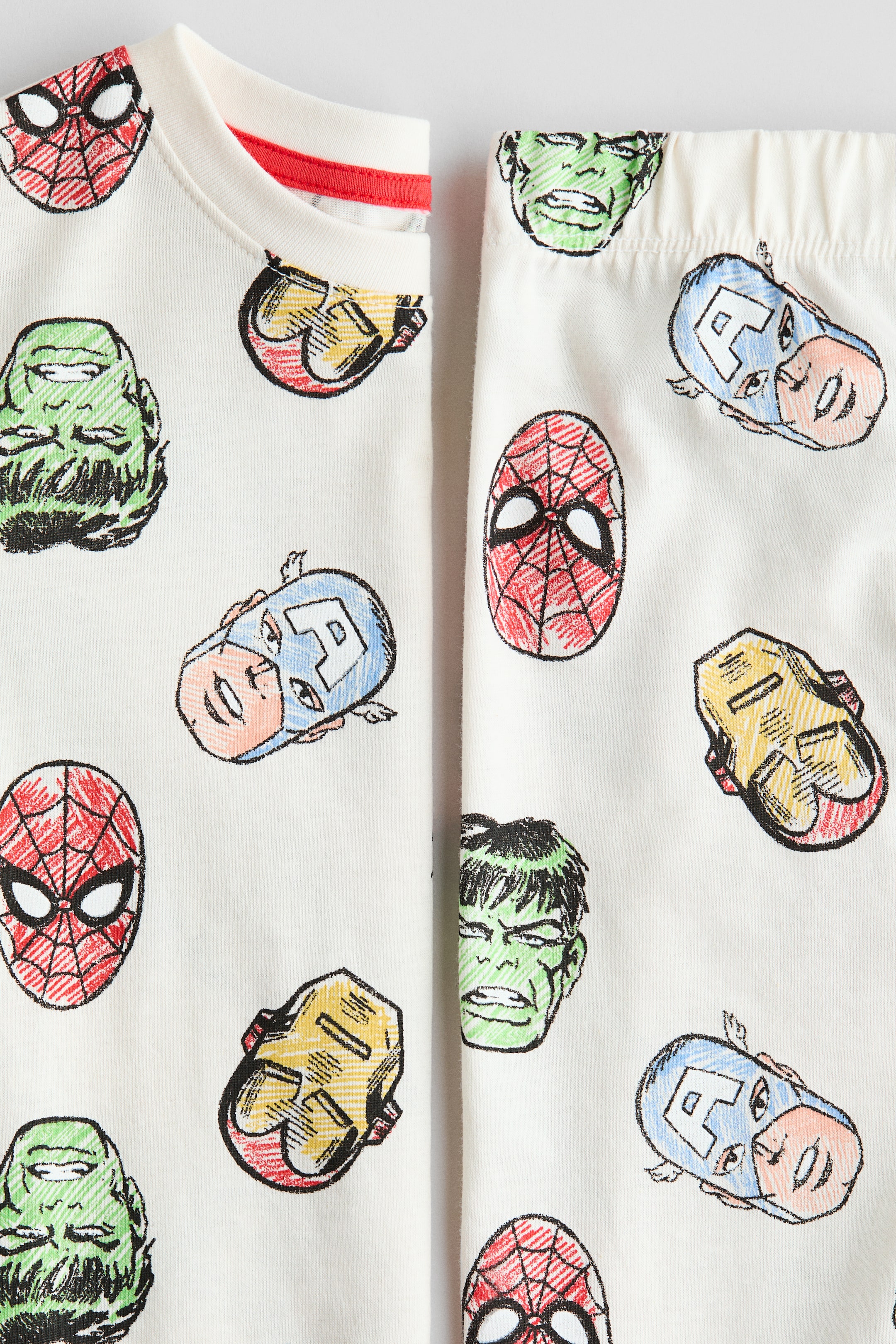 Visa större bild: Pyjamas i bomullstrikå med tryck - Crèmevit/Marvel Comics - BARN | H&M FI 2