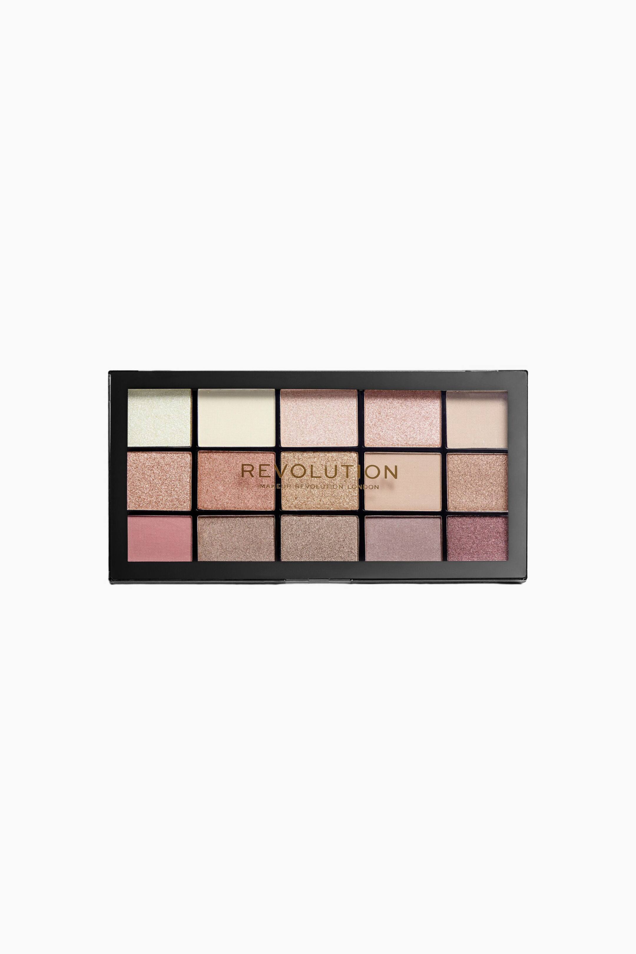 Größeres Bild ansehen: Eine Lidschattenpalette präsentiert fünfzehn Farbpfännchen, die in einem Drei-mal-fünf-Raster angeordnet sind und eine Mischung aus matten und schimmernden neutralen, rosa und pflaumenfarbenen Tönen enthalten. Das schwarze rechteckige Etui hält die Pfännchen unter einem transparenten Deckel, auf dem mittig ein goldfarbenes Branding zu sehen ist.