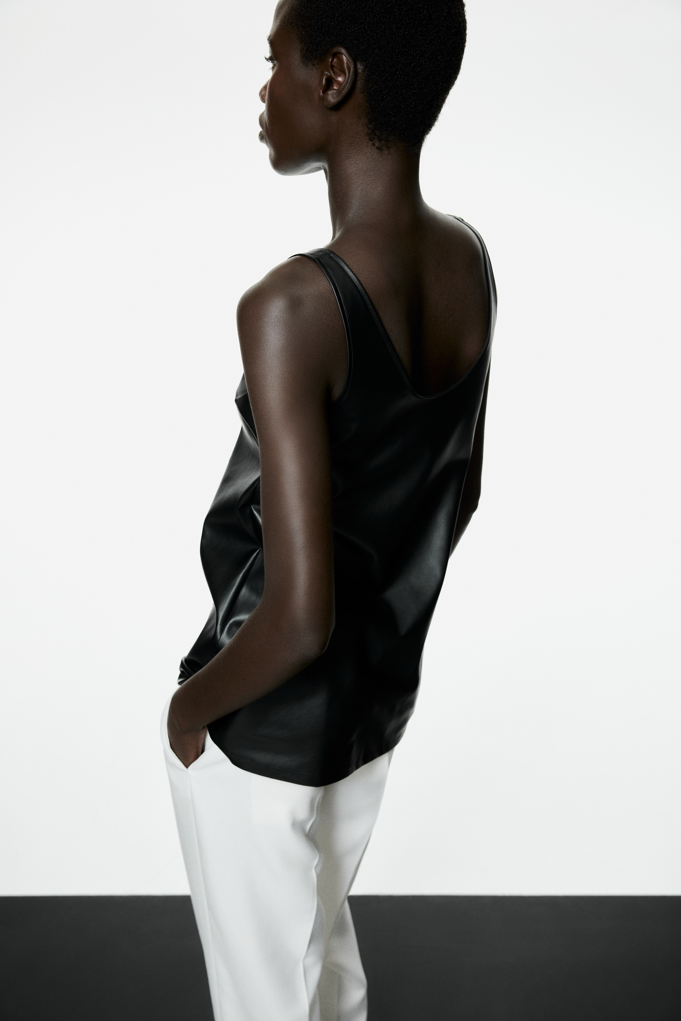 Μπλούζα με ειδική επεξεργασία με τιράντες - Μαύρο