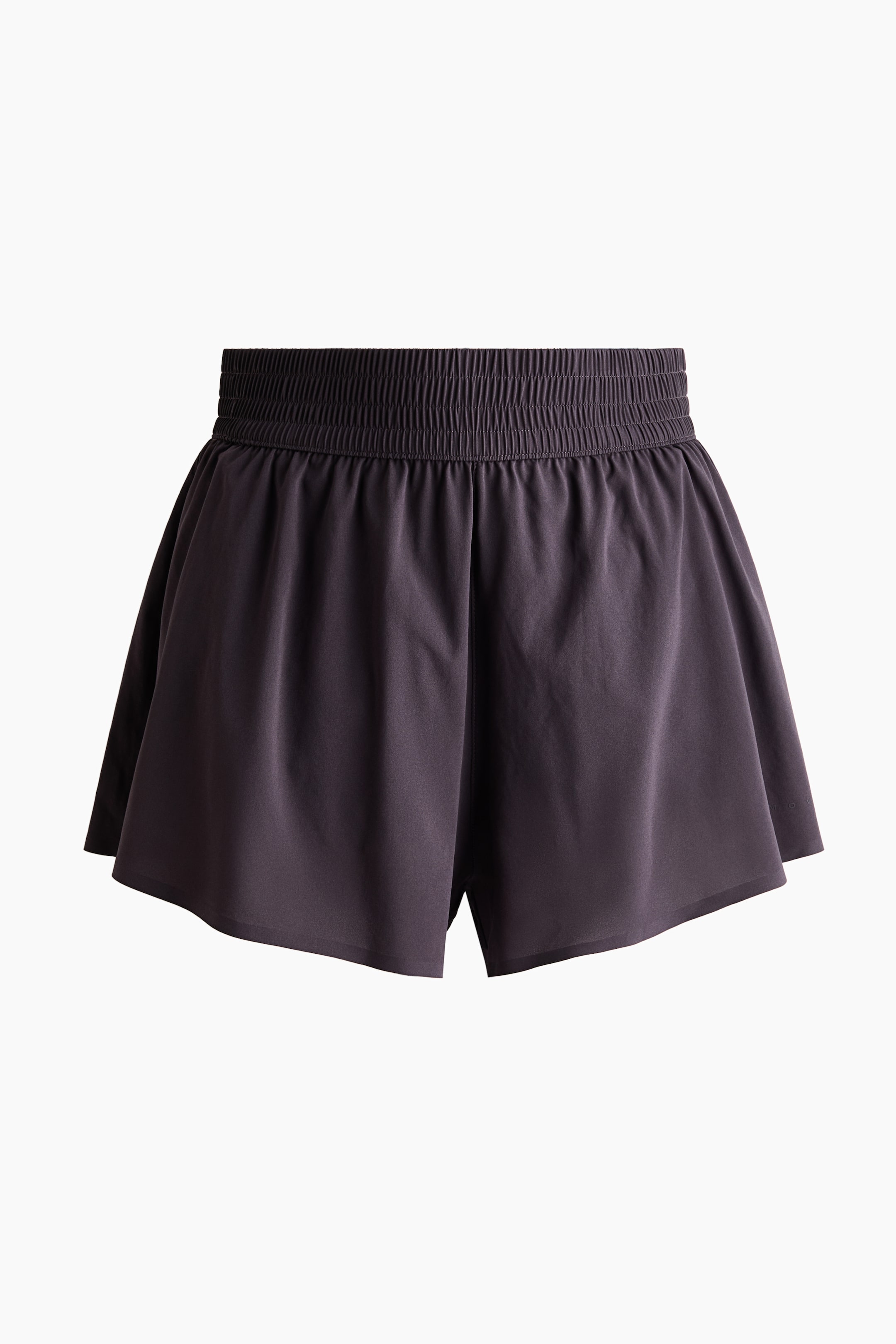 Grösseres Bild ansehen: Regulär geschnittene Sportshorts aus dunkelgrauem Funktionsjersey werden von vorne präsentiert und verfügen über einen gesmokten elastischen Bund. Die Shorts sind über dunkleren Innenshorts geschichtet.