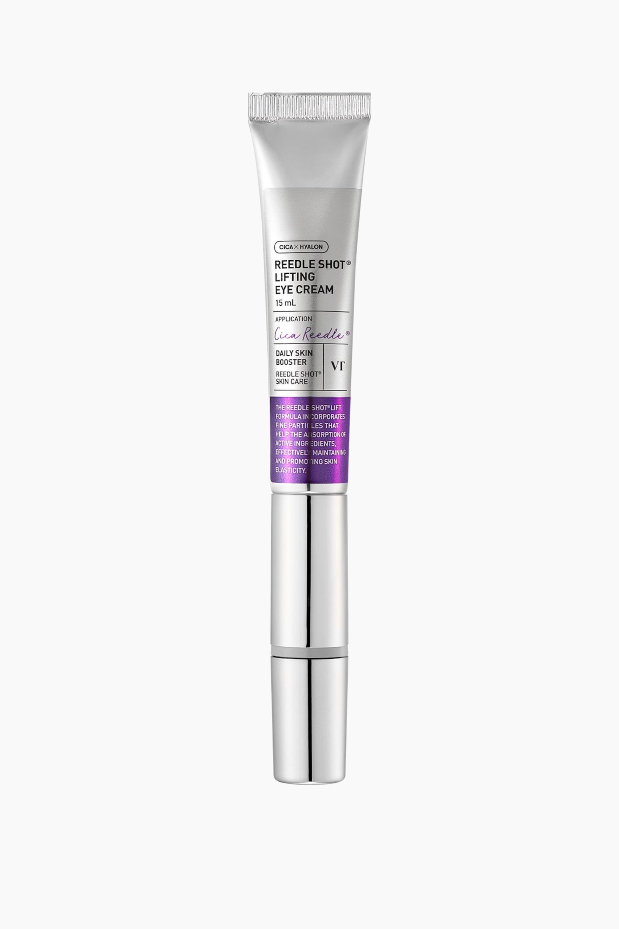 Näytä suurempi kuva: VT Reedle Shot Lifting Eye Cream seisoo pystysuorassa, esitellen sen kapeaa, kynämäistä pakkausta. Muotoilussa on ylhäällä hopeinen puristettava tuubi, keskellä metallinhohtoinen violetti nauha painetulla tekstillä ja alhaalla tyylikäs, heijastava hopeinen korkki.