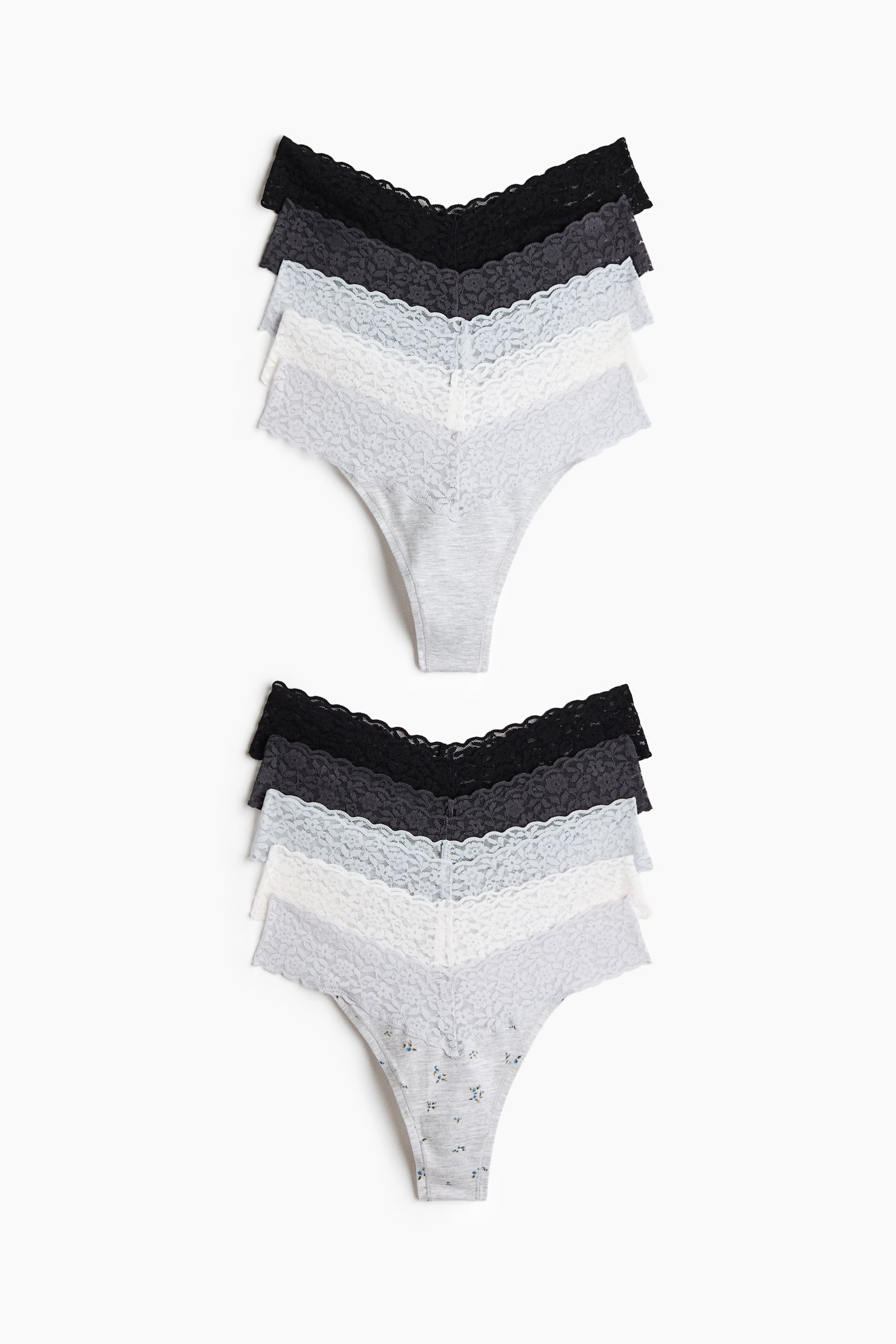 Zwei Stapel von Low-Rise-Spitzen-G-Strings zeigen die Vorderansicht der Modelle in einer Vielzahl von Farben, darunter Schwarz, Dunkelgrau, Hellblau, Weià und Meliertgrau. Jedes Paar verfügt über einen V-förmigen Spitzenbund und einen gefütterten Stoffzwickel, wobei das unterste Paar mit einem kleinen Blumenmuster versehen ist.