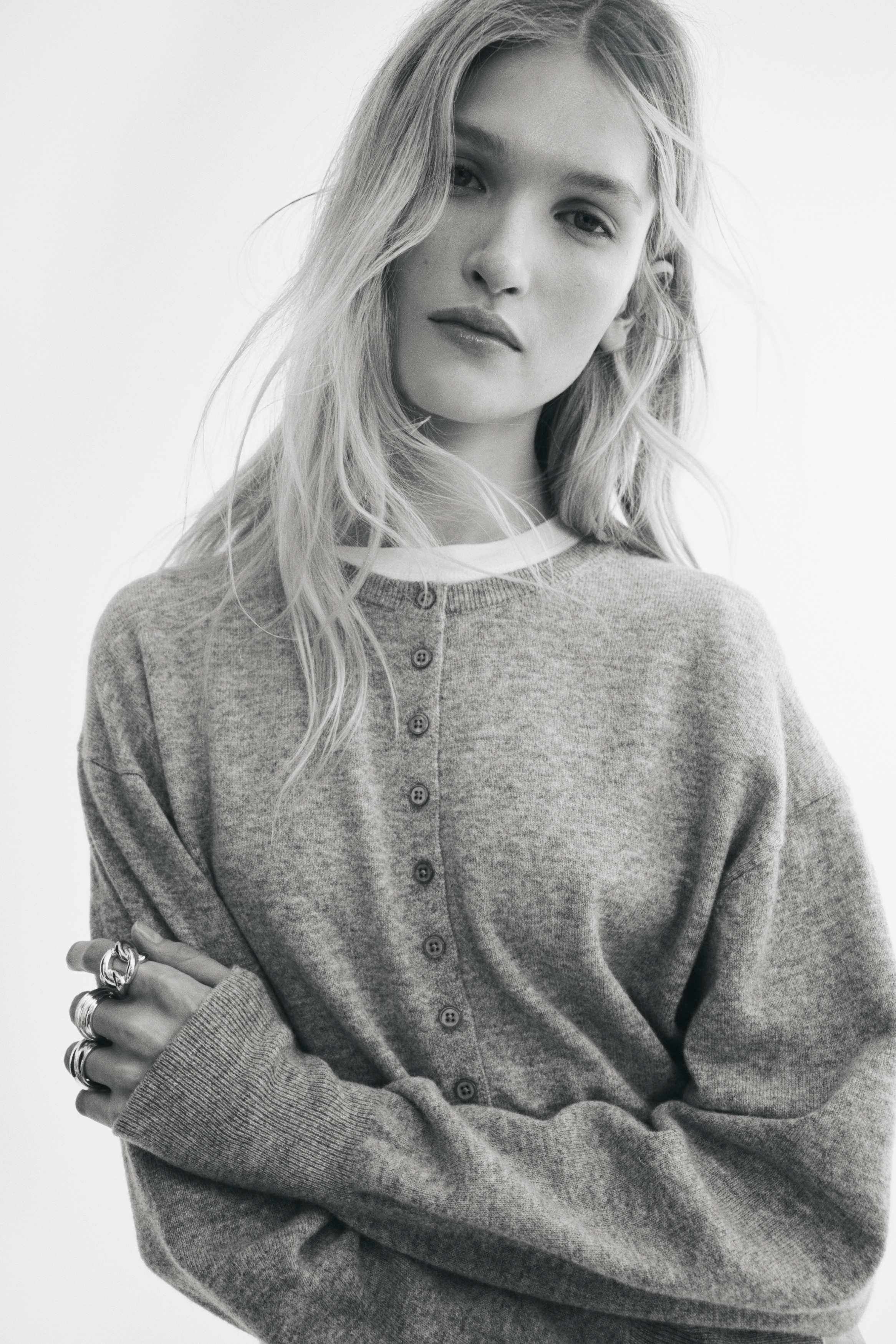 Wool cardiganModel