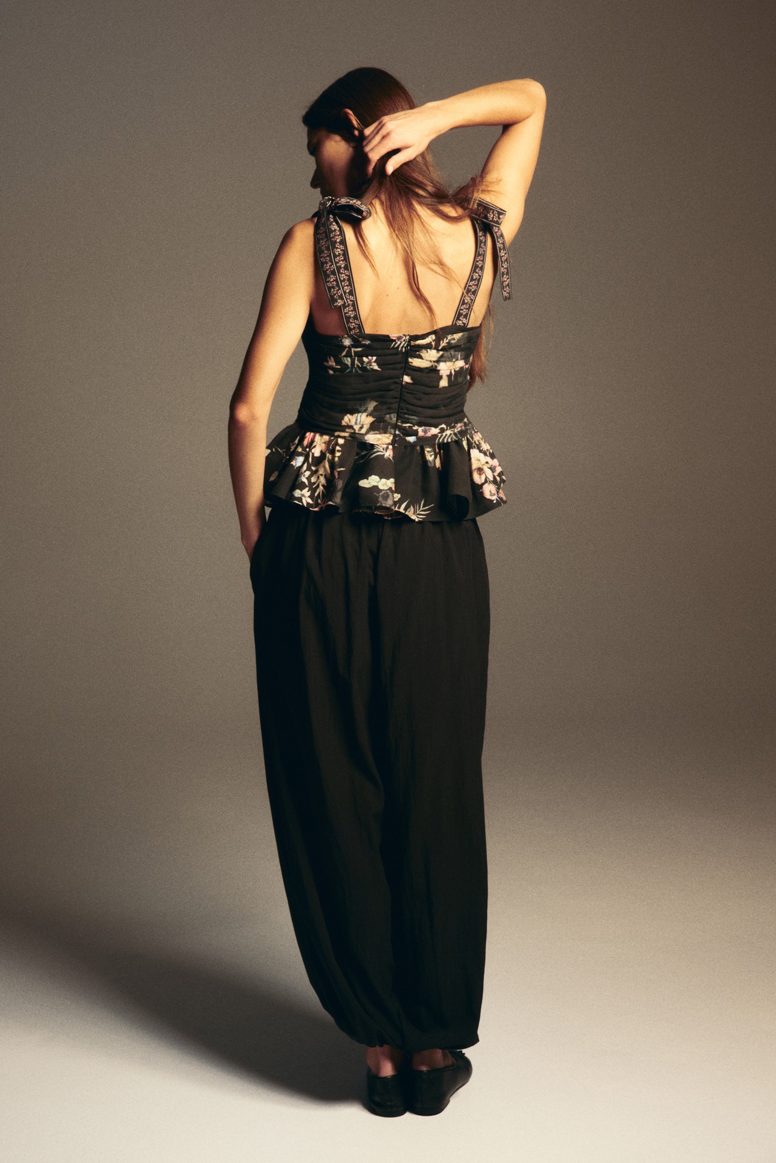 綁式肩帶荷葉浪邊上衣 - 黑色/花朵 - 6