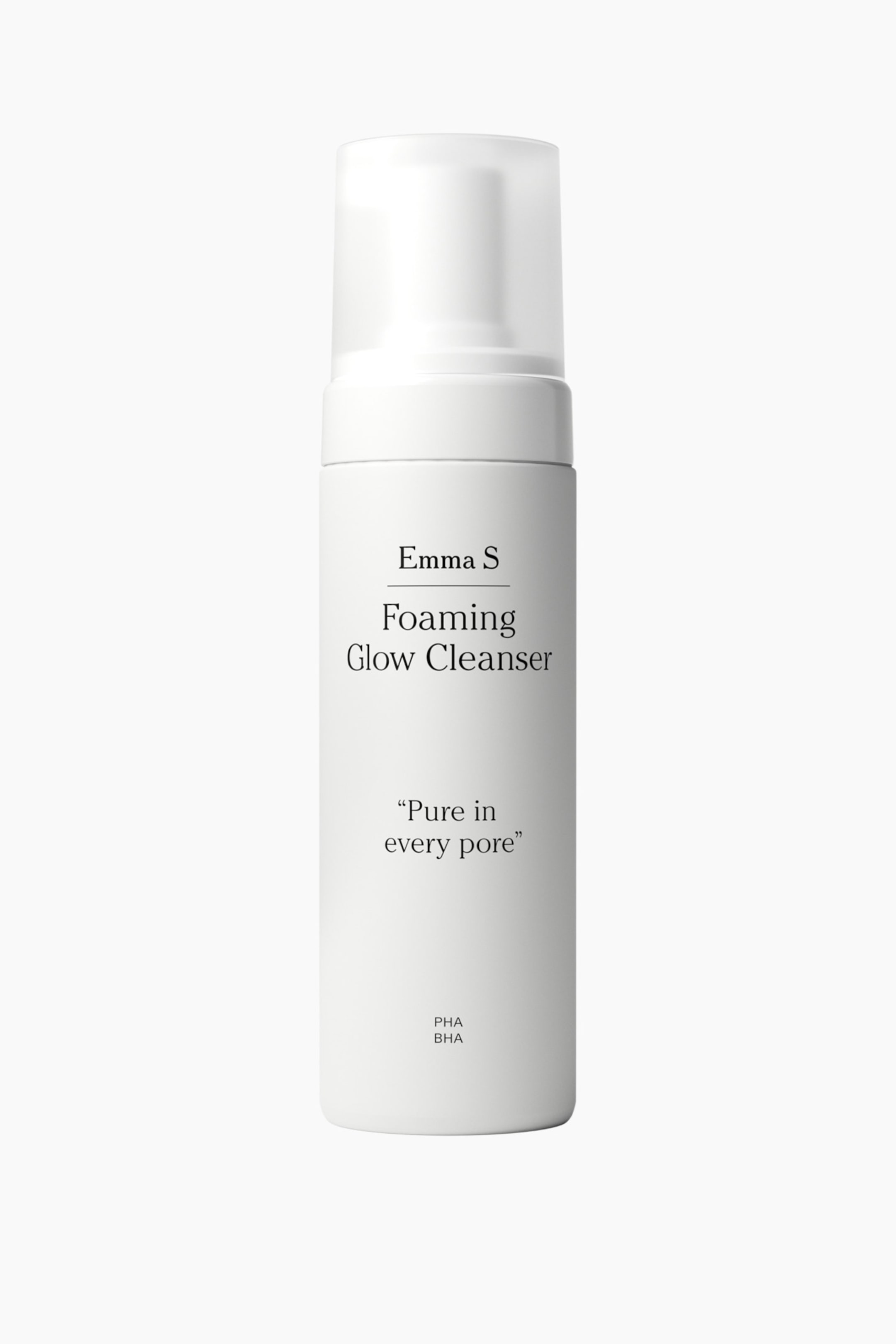 Größeres Bild ansehen: Eine weiße, zylindrische Emma S Foaming Glow Cleanser‑Flasche steht aufrecht und verfügt über eine transparente Pumpenkappe. Auf der Vorderseite der Flasche sind „Emma S Foaming Glow Cleanser“, der Slogan „Pure in every pore“ und „PHA BHA“ zu sehen.