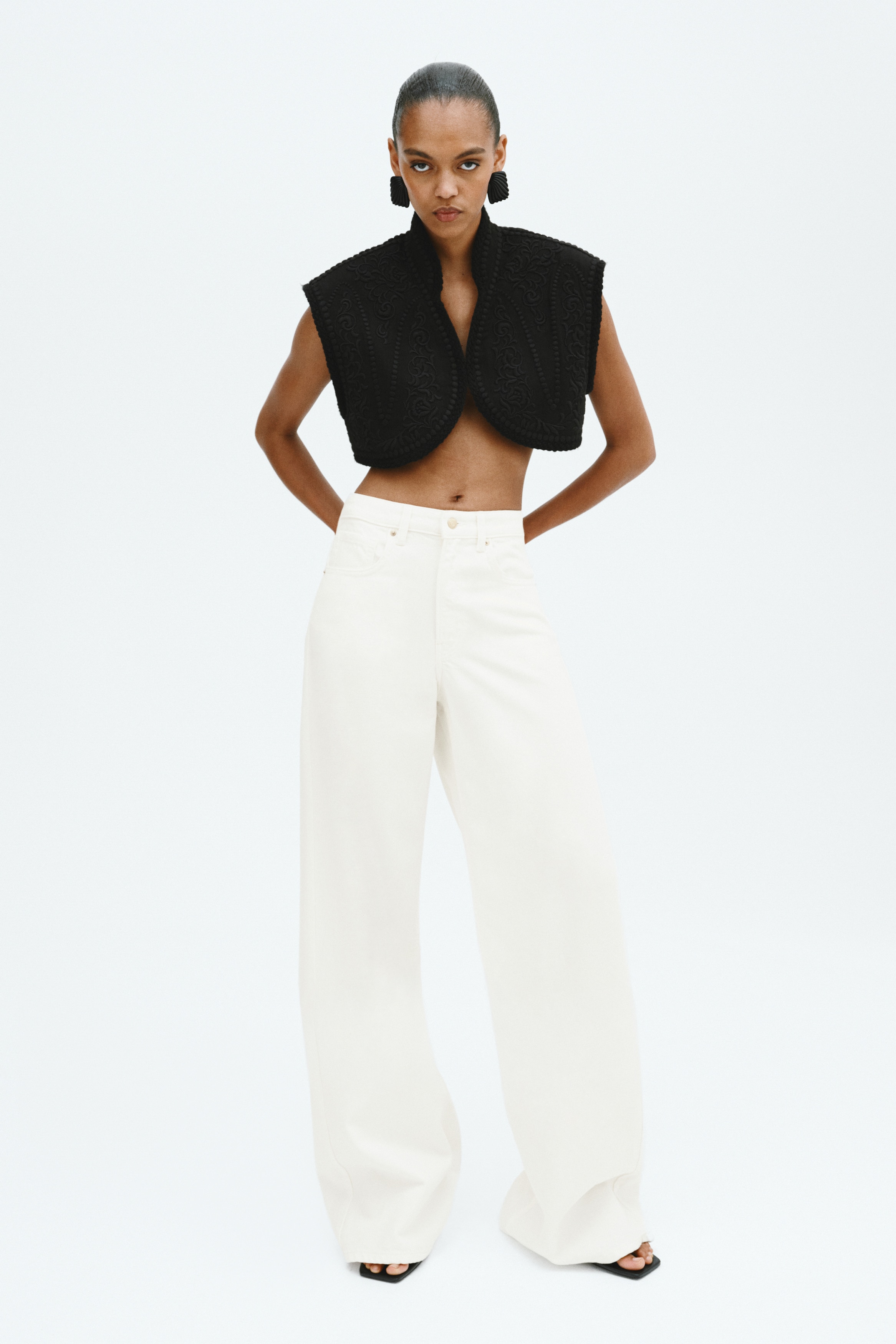 Wide High Waist JeansModel