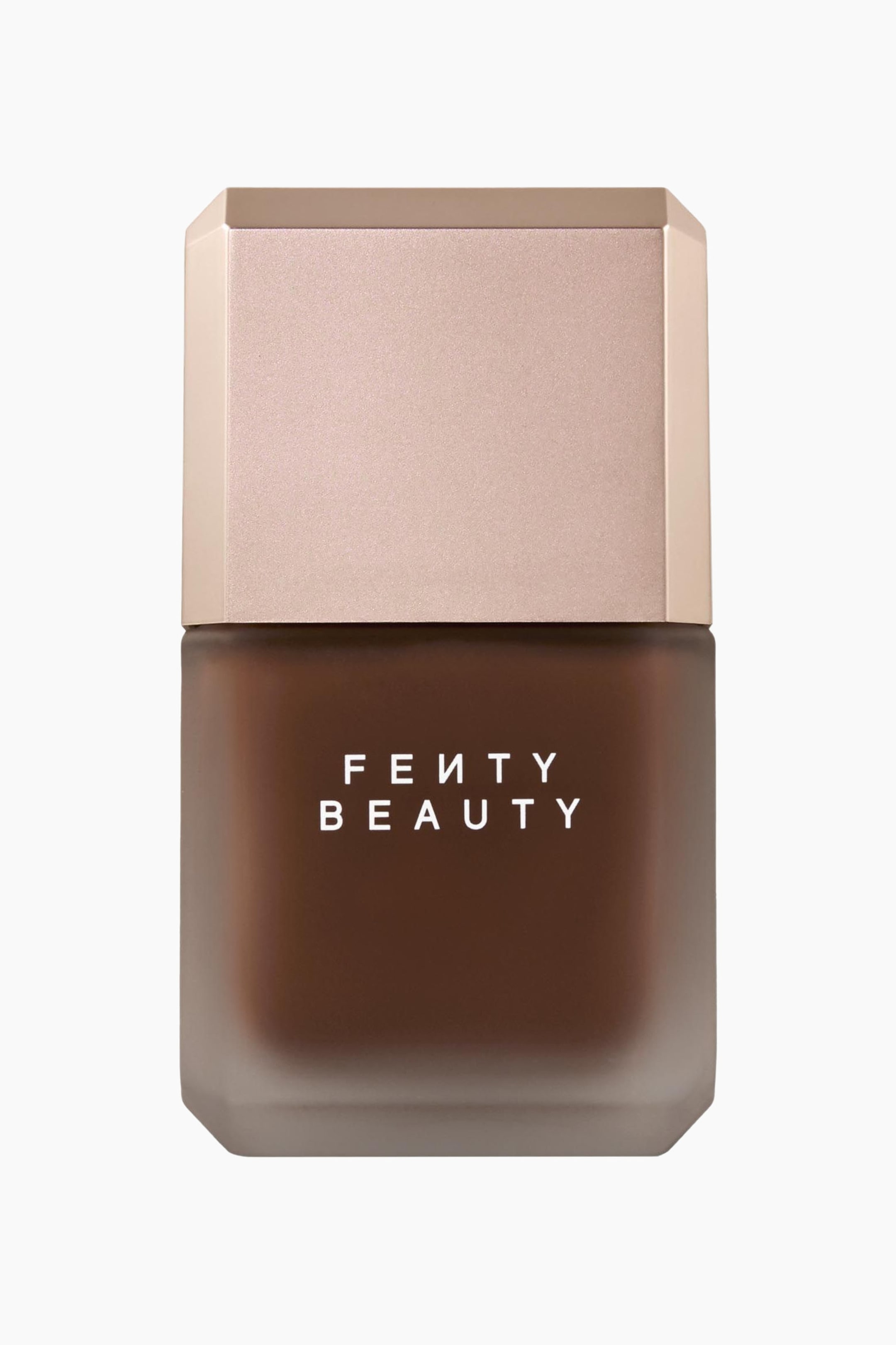 Visa större bild: Pro Filt'r Fluid Flex Matte Longwear Foundation står upprätt och vänd mot framsidan, vilket visar upp sin rektangulära flaska i frostat glas med fasade kanter, fylld med en djupbrun vätska. Flaskan visar logotypen ”FENTY BEAUTY” i vit text på framsidan och har ett ljusmetalliskt rosa, åttkantigt lock.
