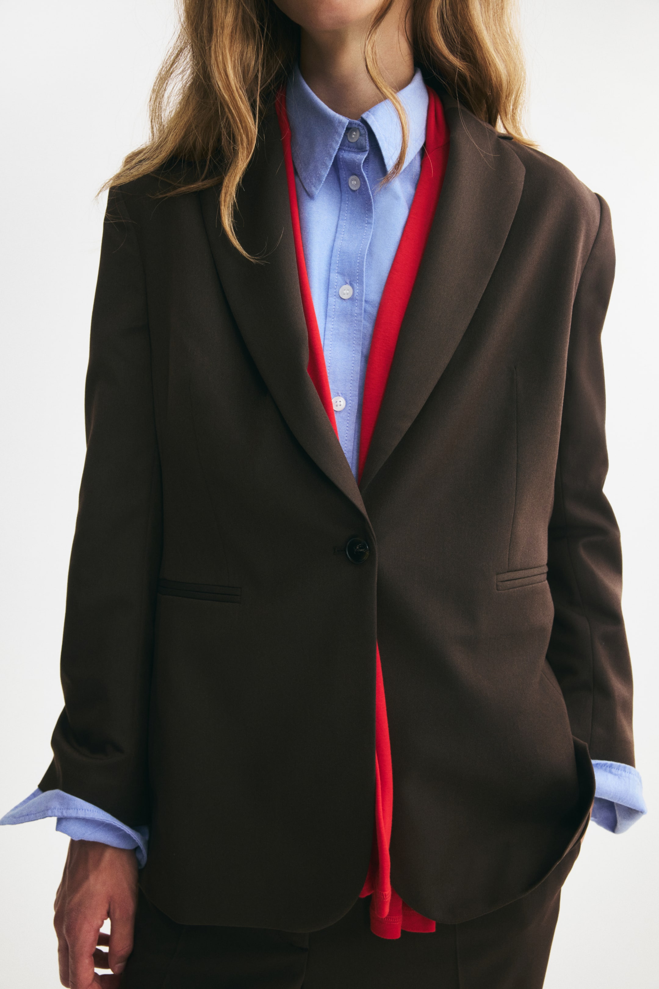 Ver imagen más grande: Americana de botonadura sencilla en sarga - Marrón oscuro - MUJER | H&M ES 1