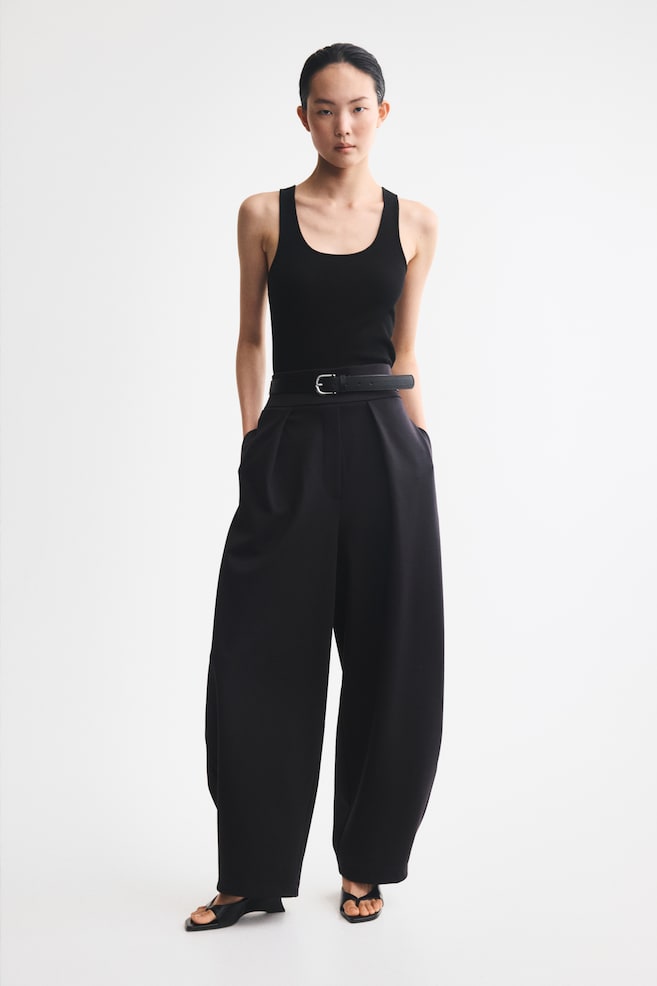 Pantalón barrel plisado - Negro/Borgoña - 1